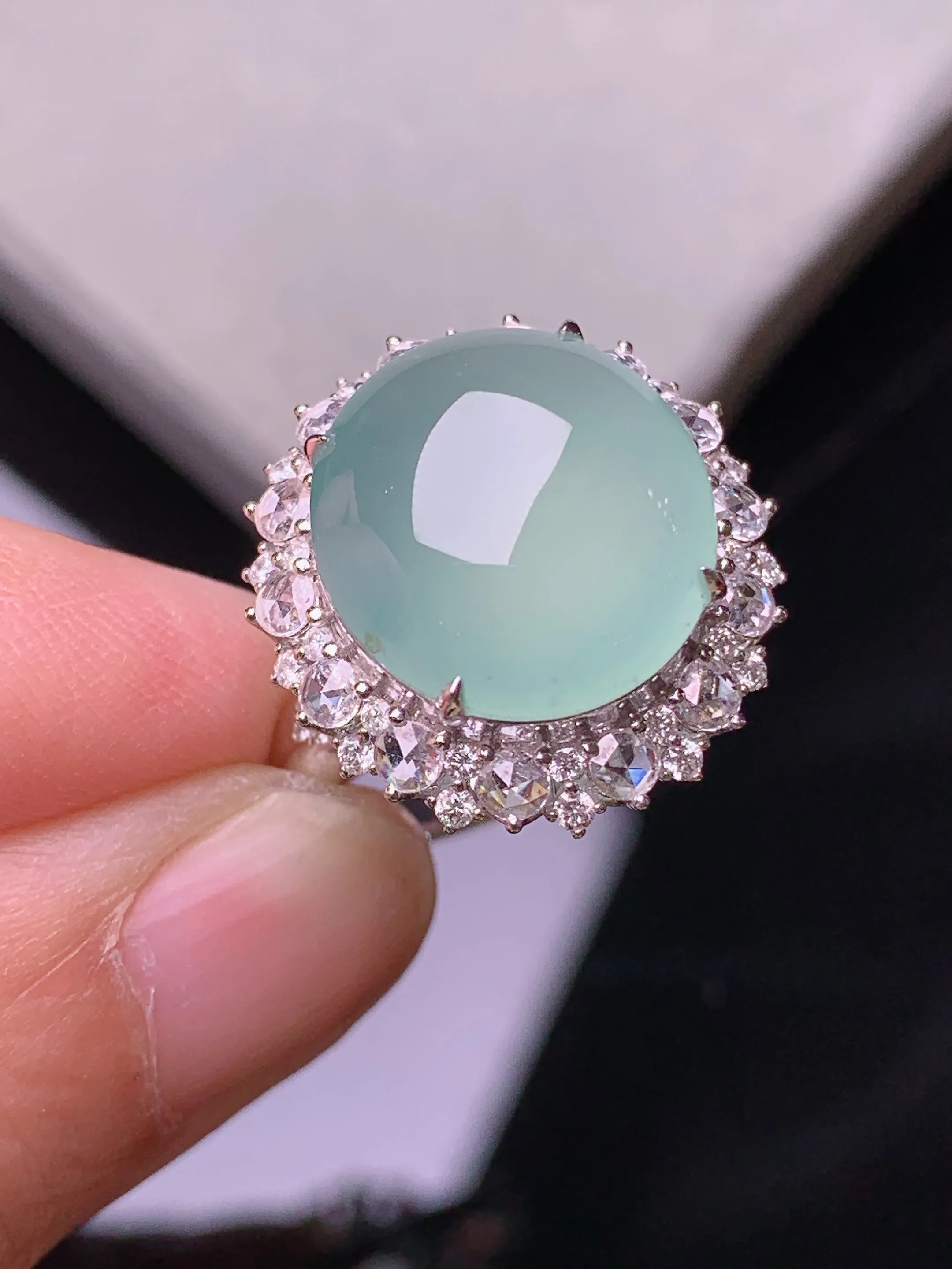 18k金钻镶嵌冰种蛋面戒指 玉质细腻 色泽艳丽清新 圈口13.5 整体尺寸19.5*18*11.6