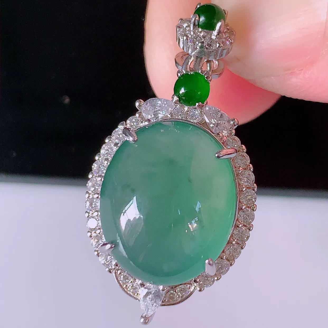 冰透满绿翡翠925银镶嵌吊坠，自然光实拍，翠色灵动，颜色漂亮，种老水足，品相佳，佩戴佳品！#97.1