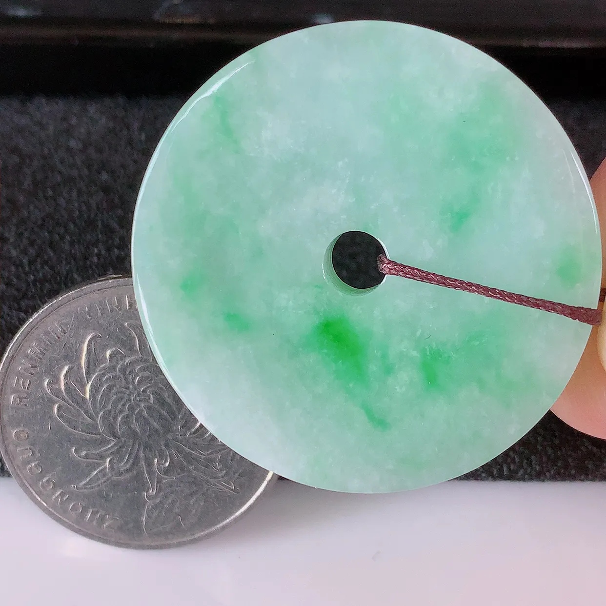 自然光实拍，冰润飘绿翡翠平安扣吊坠，翠色灵动，玉质细腻，颜色漂亮，品相佳，佩戴佳品！#57.7