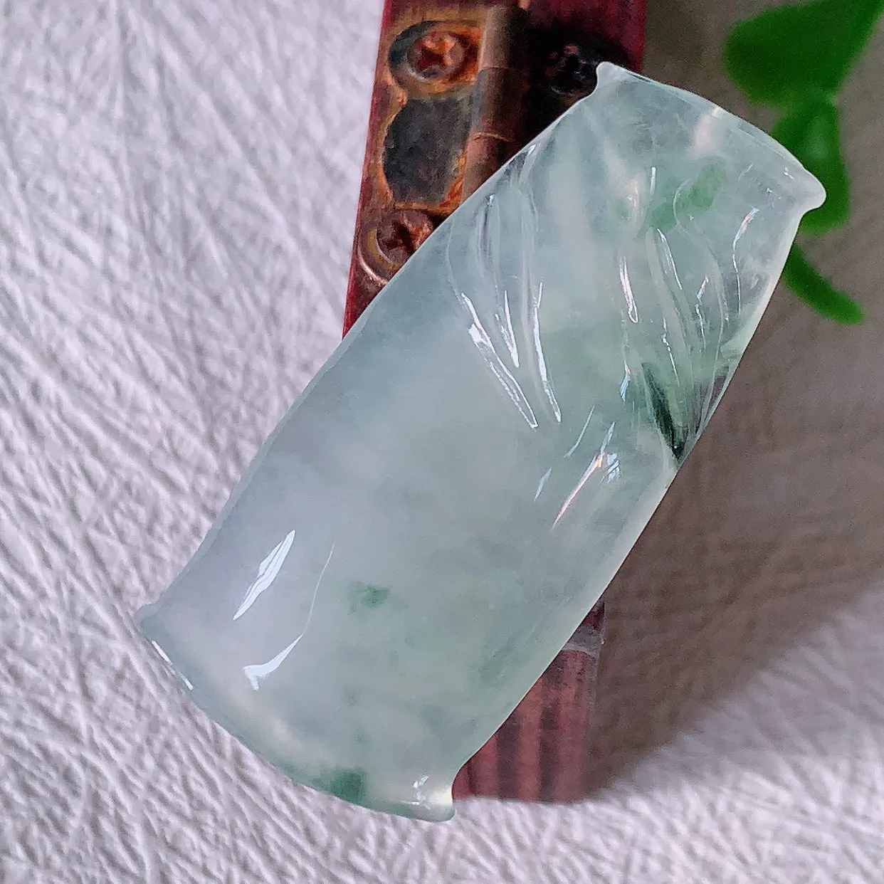 自然光实拍，冰种飘花翡翠竹节吊坠。竹节寓意“节节高，官运亨通，前程似锦，水润莹泽，清秀高雅，佩戴精美！#01.10