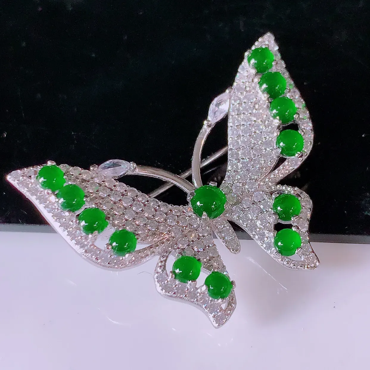 冰透满绿翡翠925银镶嵌蝴蝶胸针，自然光实拍，翠色灵动，颜色漂亮，种老水足，品相佳，佩戴佳品！#97.10整体35*26*8裸石2.8*2.8