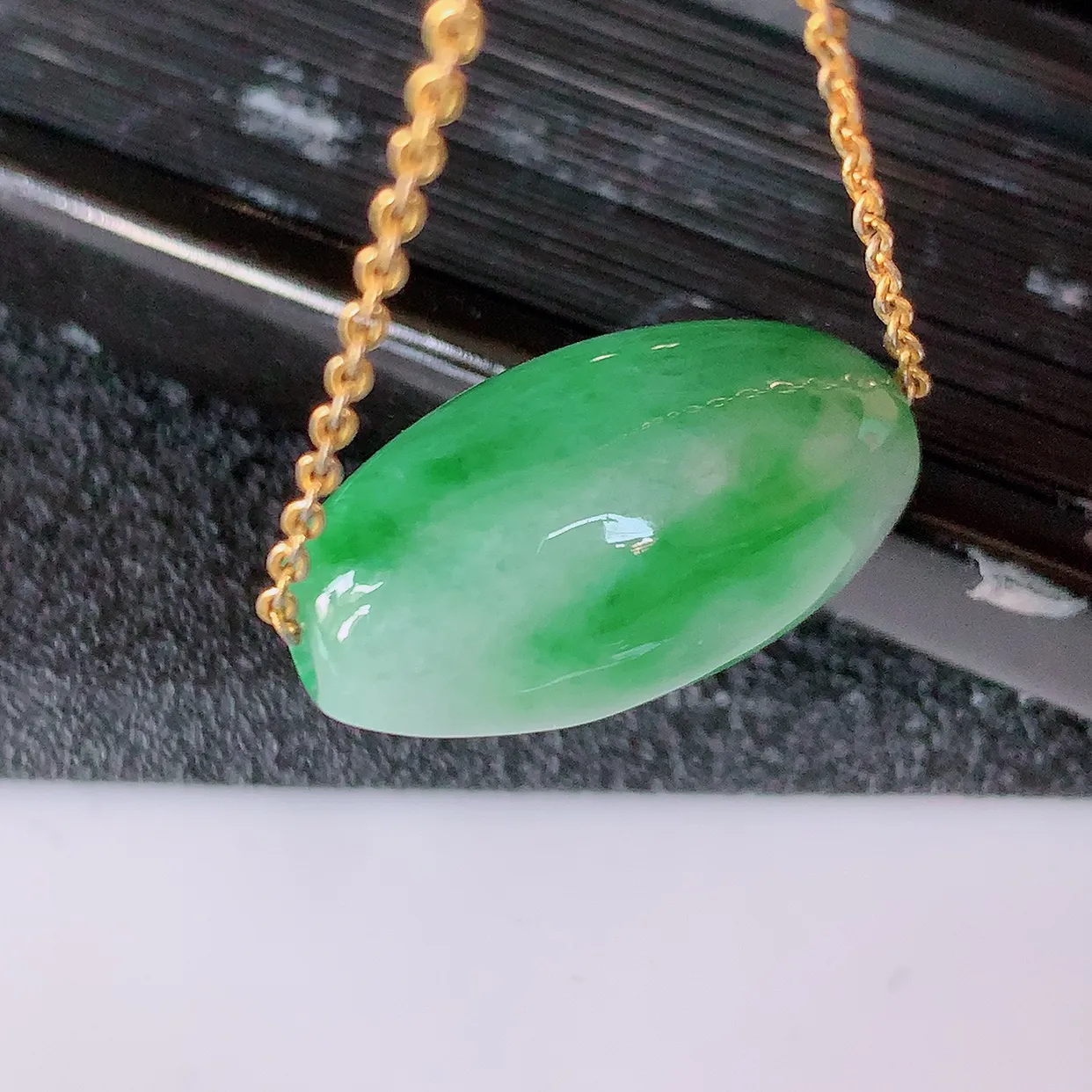 自然光实拍，冰润飘绿翡翠路路通吊坠，寓意时来运转、财源滚滚，款式新颖时尚，日常百搭的款！配图银链#94.7