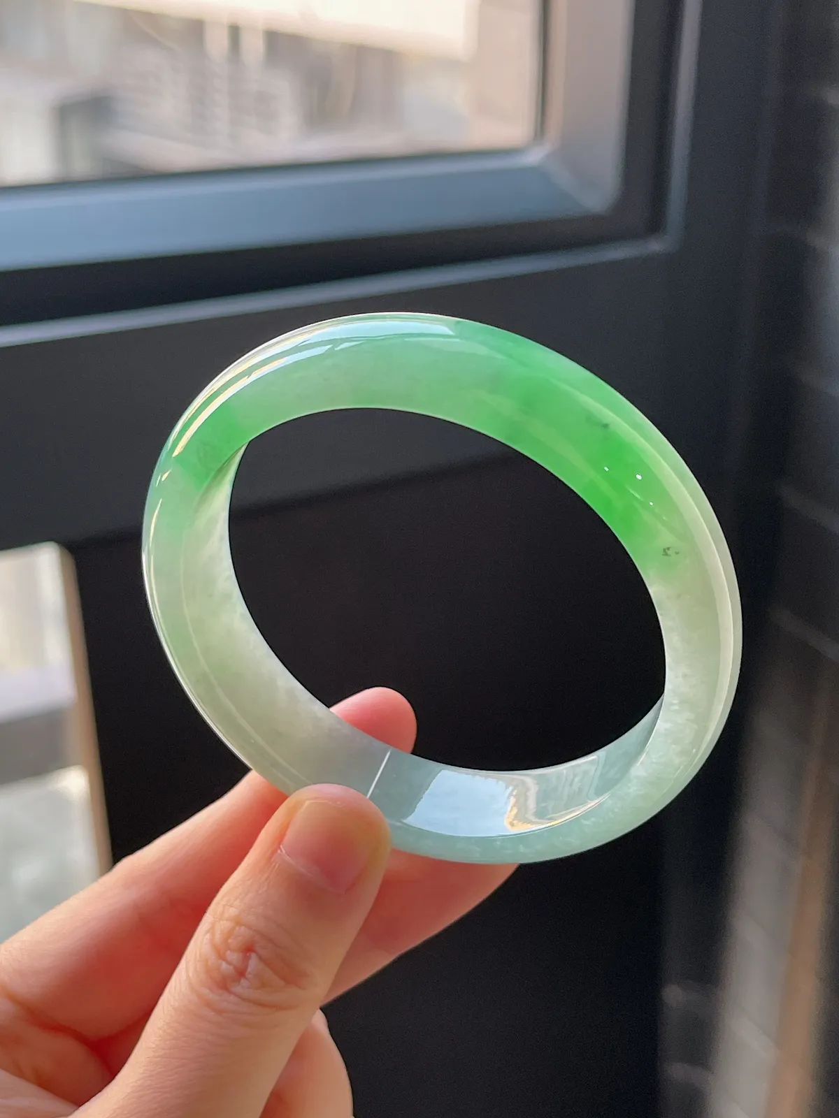 正圈57.8圈口，翡翠冰糯种飘绿手镯