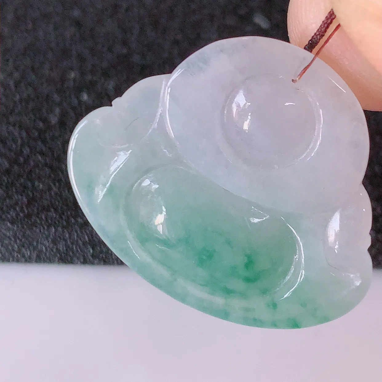 自然光实拍，冰飘花翡翠佛公吊坠，玉笑佛，饱满，开 脸喜庆， 配戴优雅迷人！#57.7