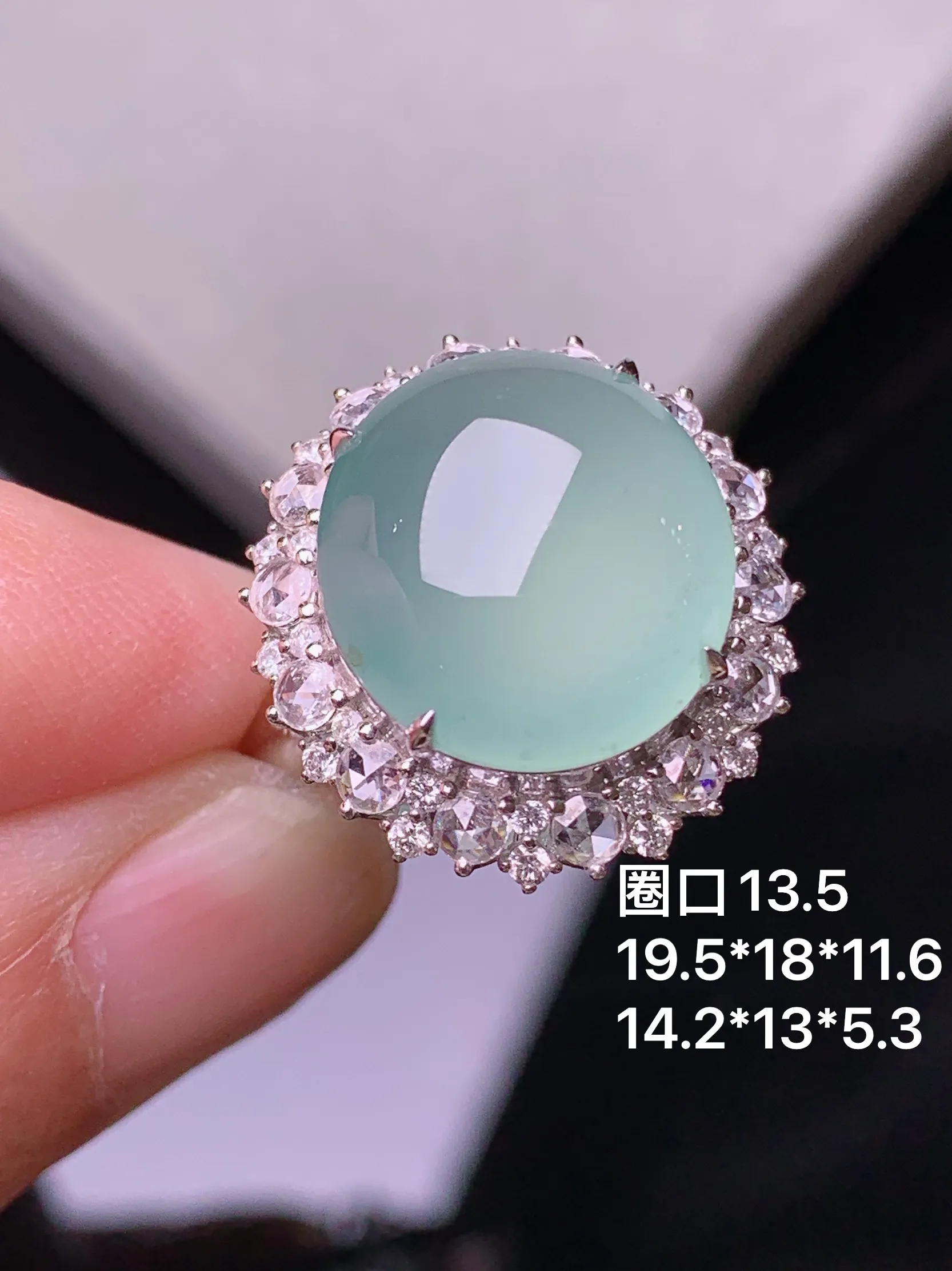 18k金钻镶嵌冰种蛋面戒指 玉质细腻 色泽艳丽清新 圈口13.5 整体尺寸19.5*18*11.6