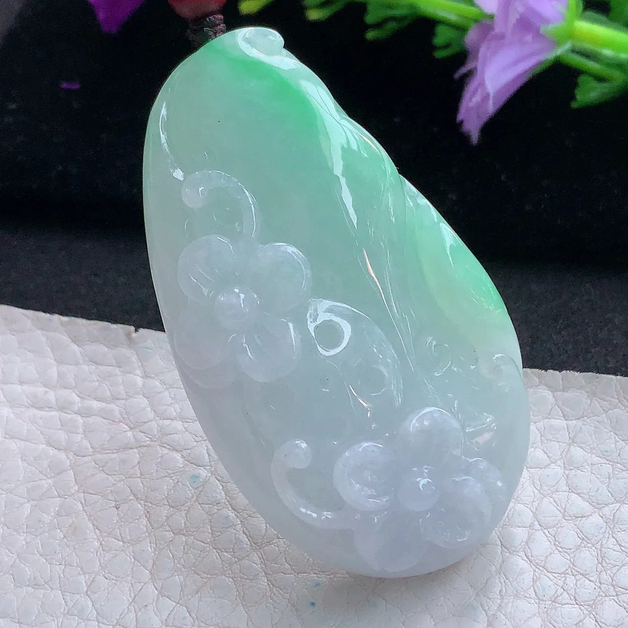 zen实拍60.6*33.6*13.3天然缅甸翡翠白底青飘绿一枝独秀吊坠