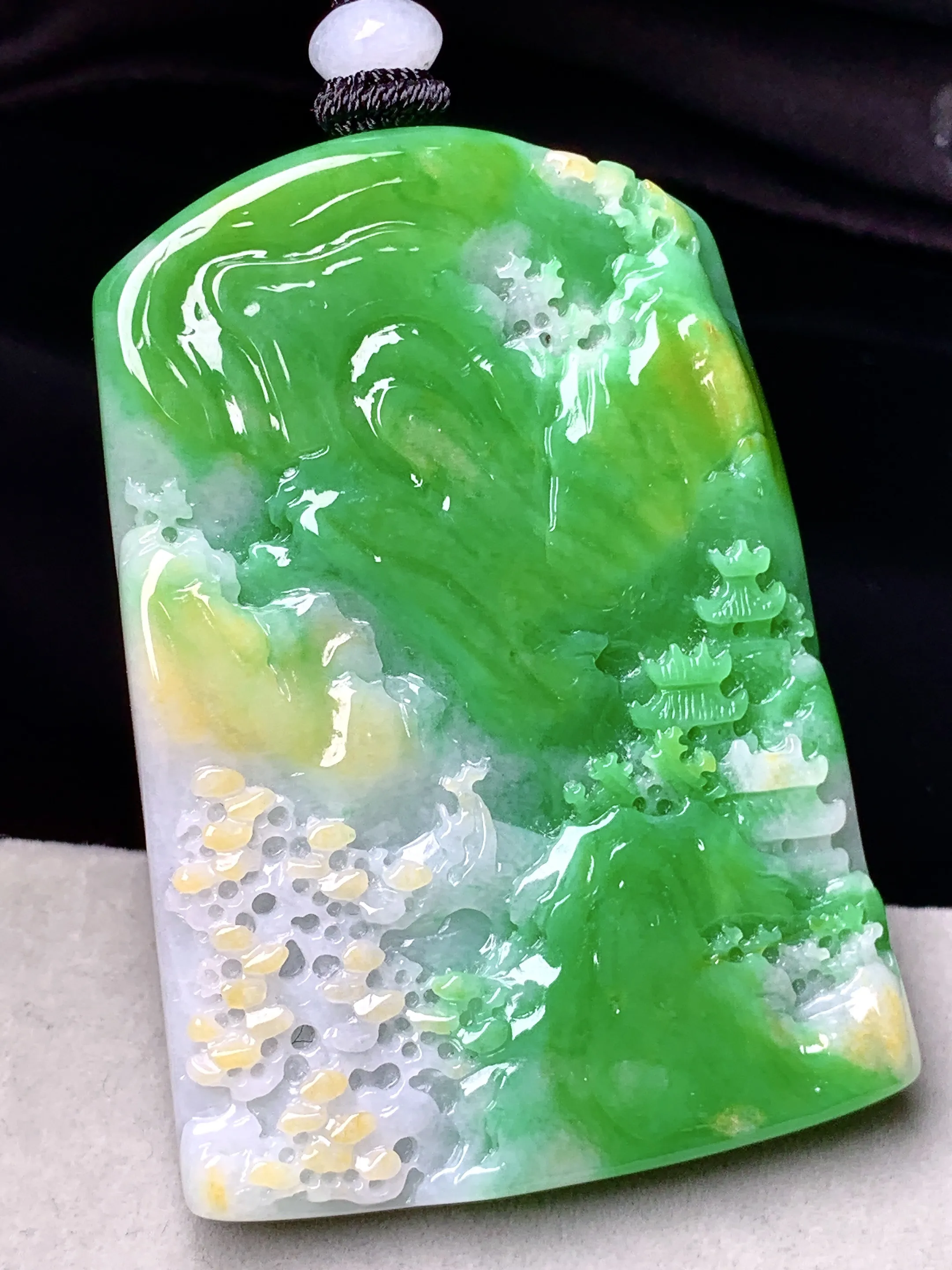 飘黄绿山水牌子吊坠 玉质细腻 色泽艳丽清新 整体尺寸54.2*38.5*7