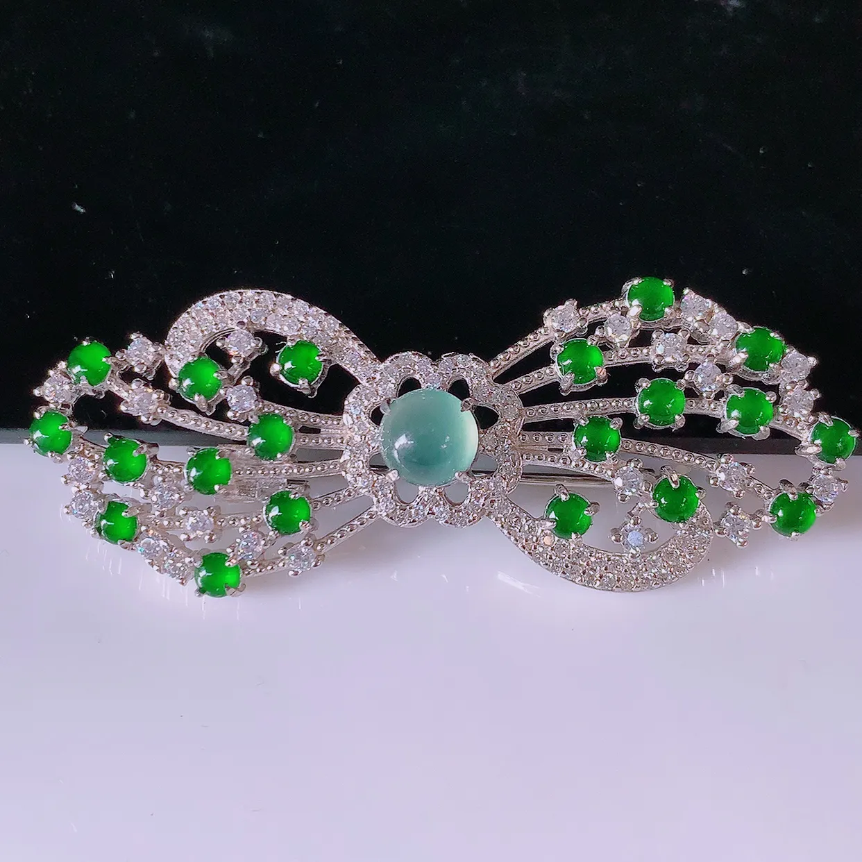 冰透满绿翡翠925银镶嵌胸针，自然光实拍，翠色灵动，颜色漂亮，种老水足，品相佳，佩戴佳品！#97.10整体52.5*19.5*7.2裸石5.6*5.6