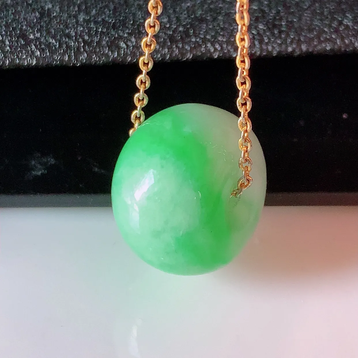 自然光实拍，冰润飘绿翡翠路路通吊坠，寓意好运连连，路路畅通，经典款式，财运滚滚，路路通，佩戴效果更好