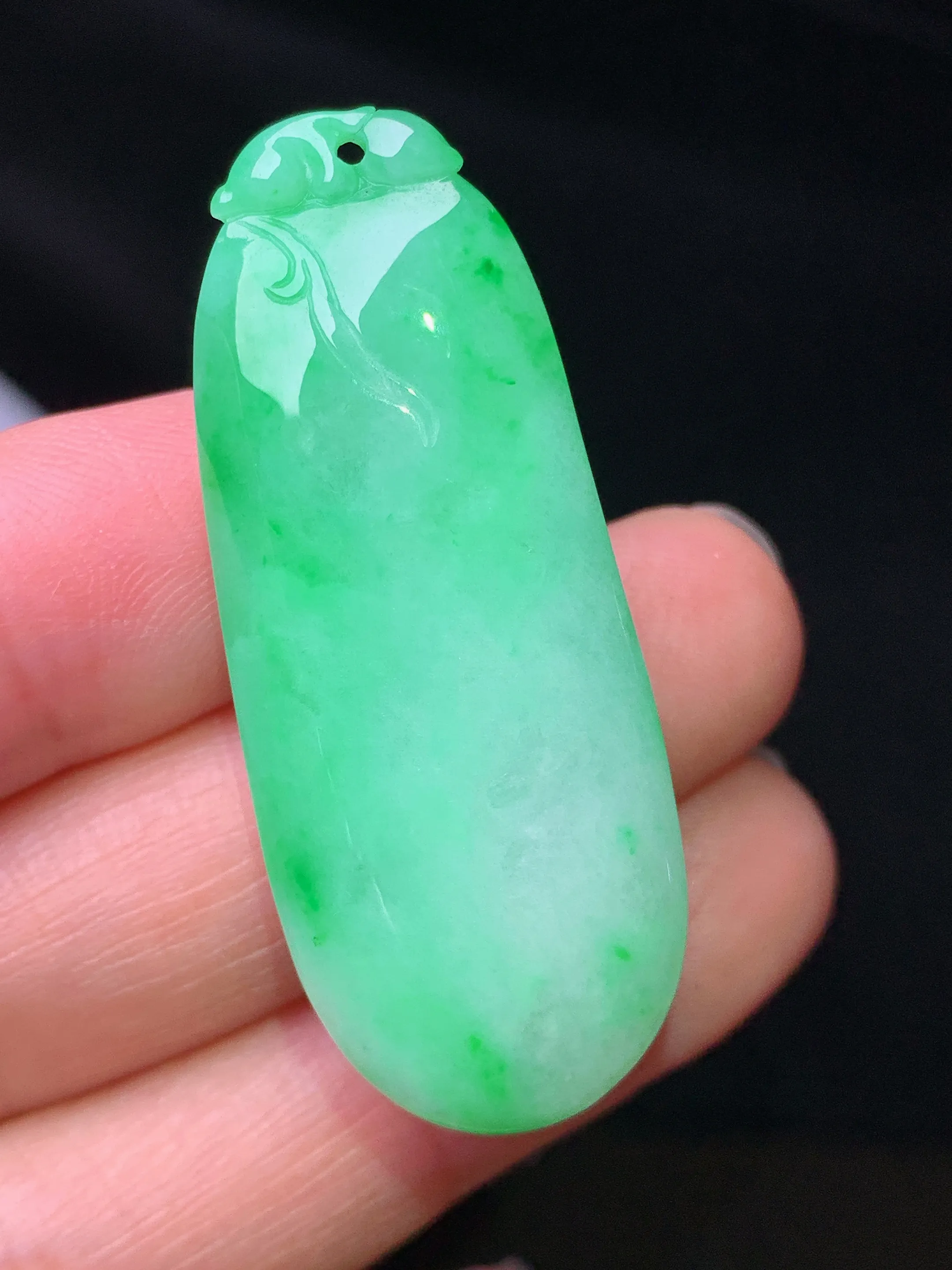 翠绿福瓜吊坠 玉质细腻 色泽艳丽清新 整体尺寸42.3*17.2*10.2