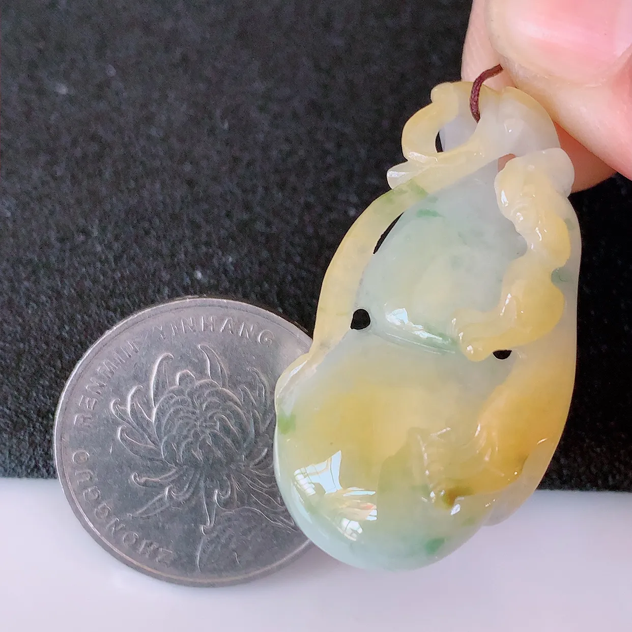 自然光实拍，冰润黄加绿翡翠葫芦吊坠，葫芦寓意福禄双全，财源滚滚，饱满，清新脱俗，佩戴效果优雅迷人！#60.7