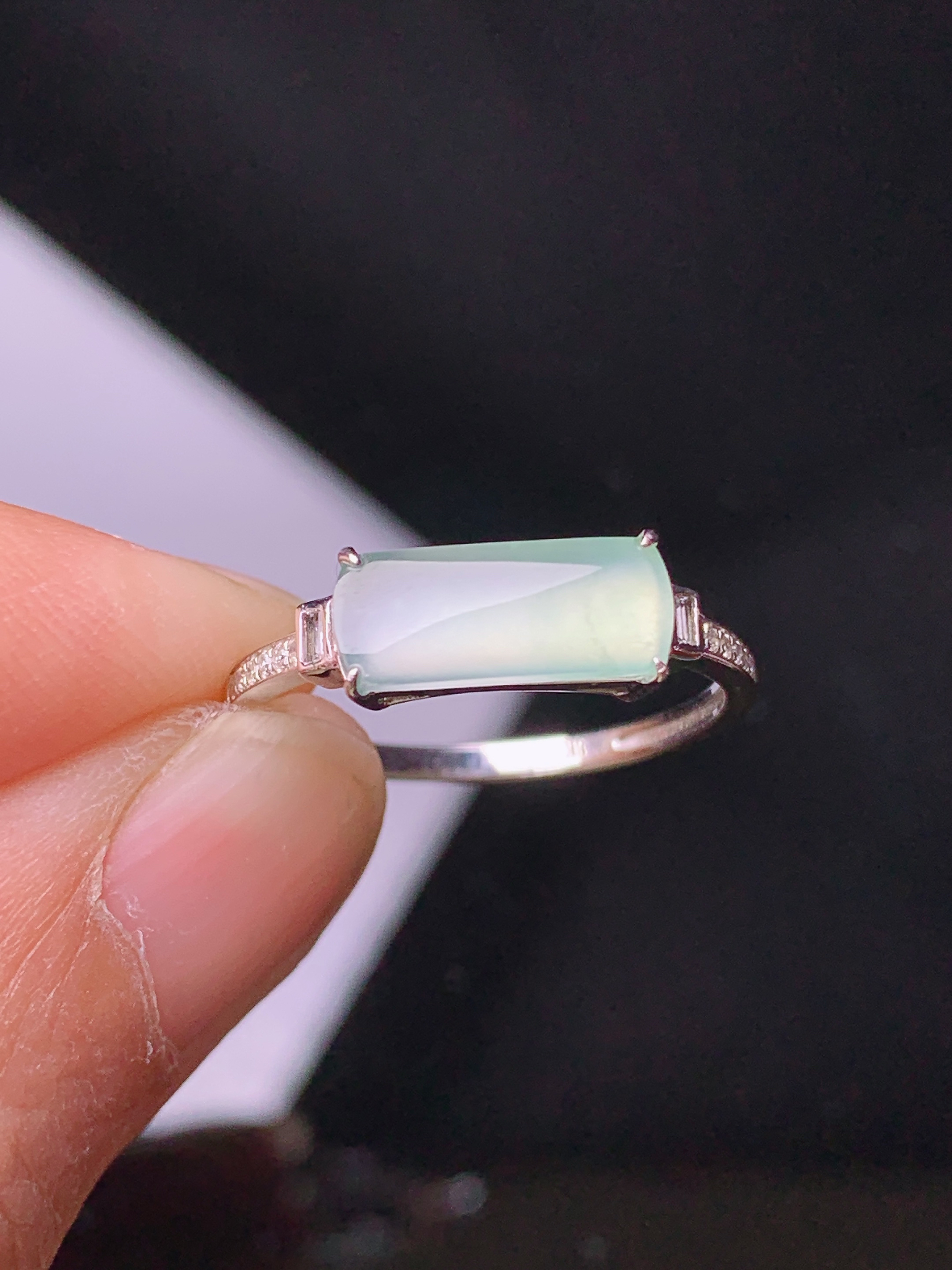 18k金钻镶嵌冰种马鞍戒指 玉质细腻 色泽艳丽清新 圈口14.5 裸石尺寸4.6*11*2