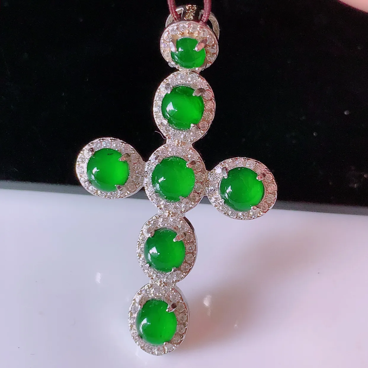 冰透满绿翡翠925银镶嵌十字架吊坠，自然光实拍，翠色灵动，颜色漂亮，种老水足，品相佳，佩戴佳品！#97.10整体36.5*21.5*5.6裸石4.5*4.2