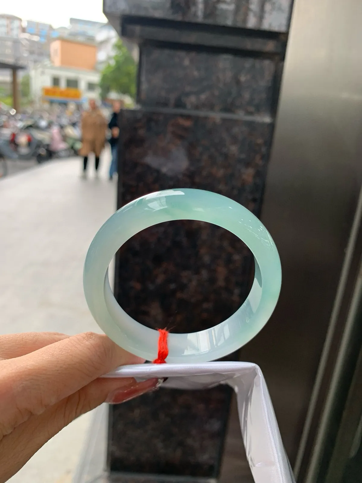 冰蓝正圈
57.3-8.3-13.8
完美，底妆冰透，千变万化的冰晴蓝底色，拥有海的颜色，却散发着星空的光芒，这是一只来自冰川蓝的清冷气质仙女镯。