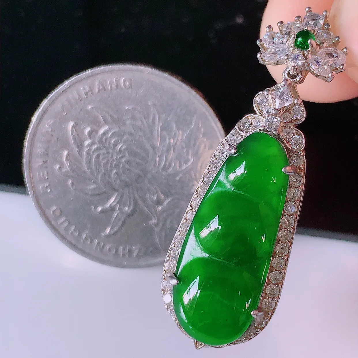 冰透满绿翡翠925银镶嵌福豆吊坠，自然光实拍，翠色灵动，颜色漂亮，种老水足，品相佳，佩戴佳品！#97.10整体36.8*12*7.2裸石21.5*8.5