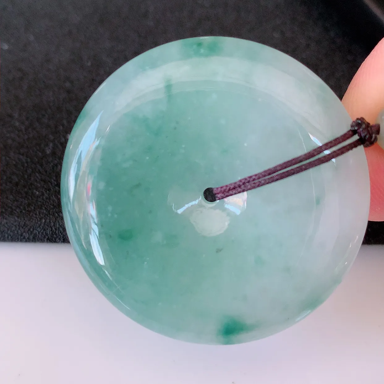 自然光实拍，冰飘花翡翠平安扣吊坠，翠色灵动，佩戴效果时尚出众，尽显气质，玉质细腻，美感十足。#05.