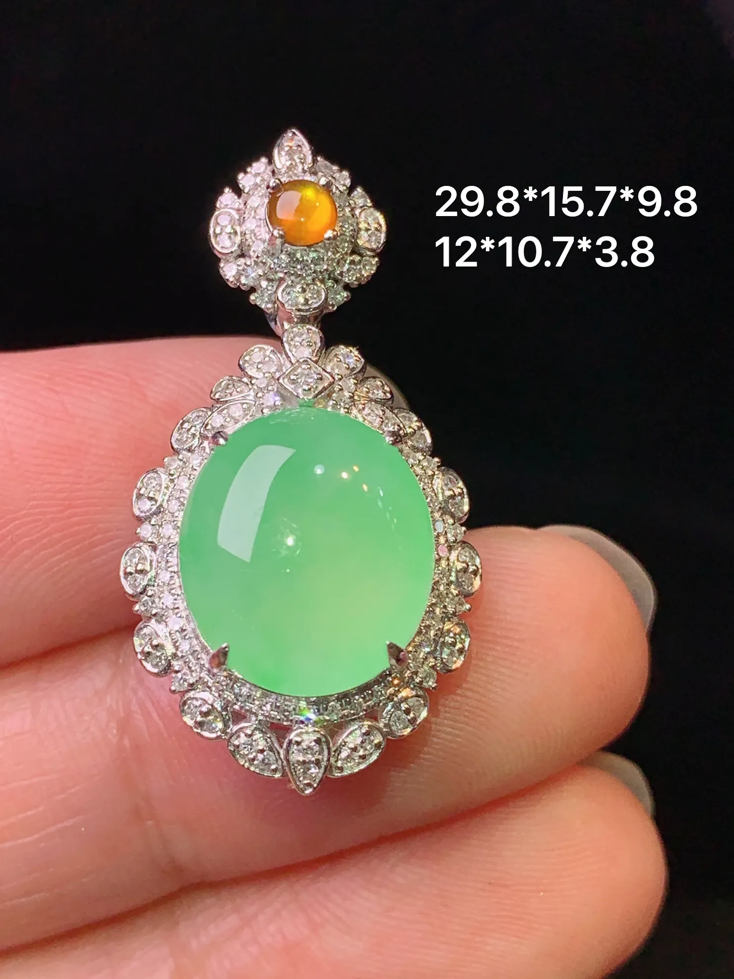 18k金钻镶嵌翠绿蛋面吊坠 玉质细腻 色泽艳丽清新 整体尺寸29.8*15.7*9.8