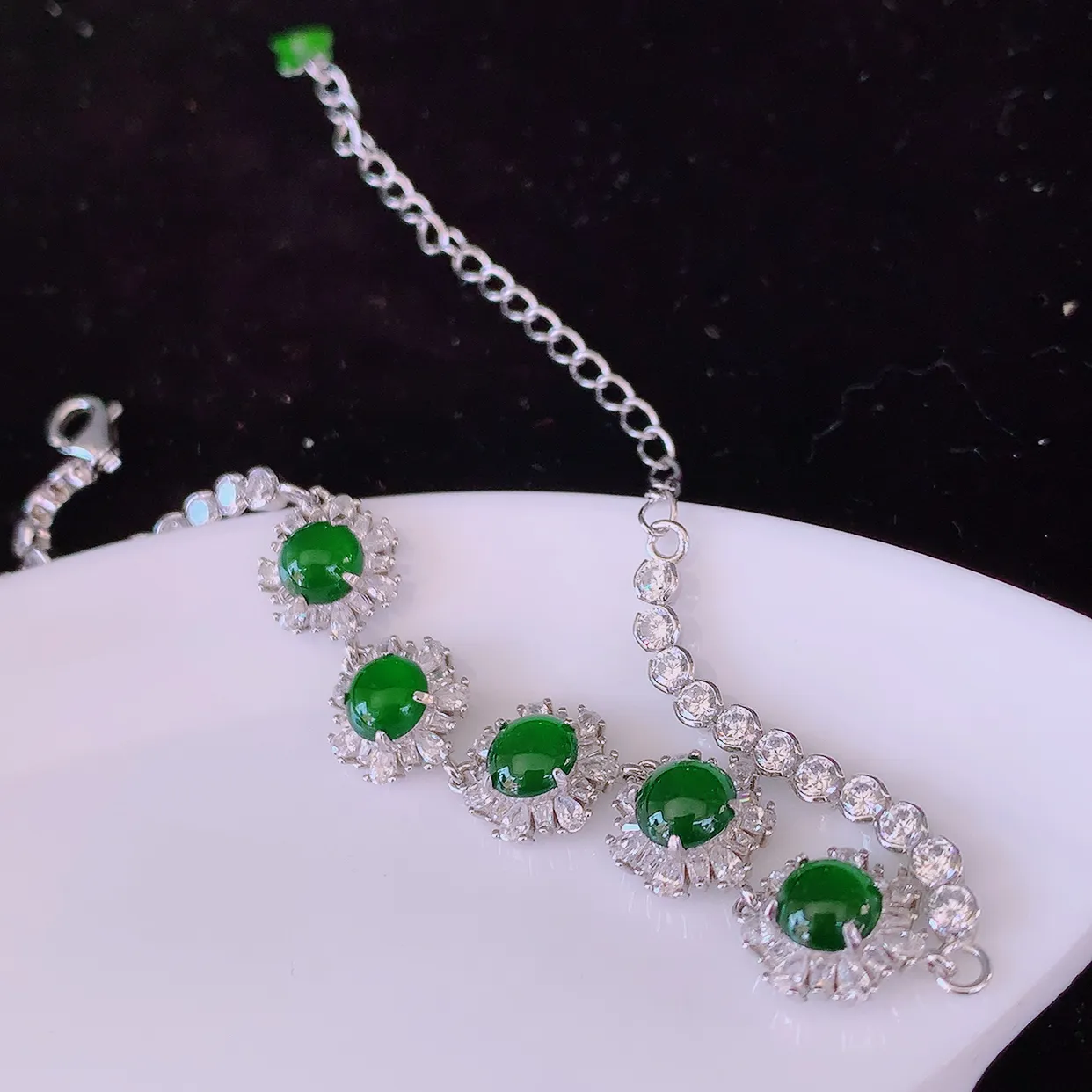 冰透满绿翡翠925银镶嵌手链，自然光实拍，翠色灵动，颜色漂亮，种老水足，品相佳，佩戴佳品！#97.7取一整体9.5*12*5裸石5.5*5.5