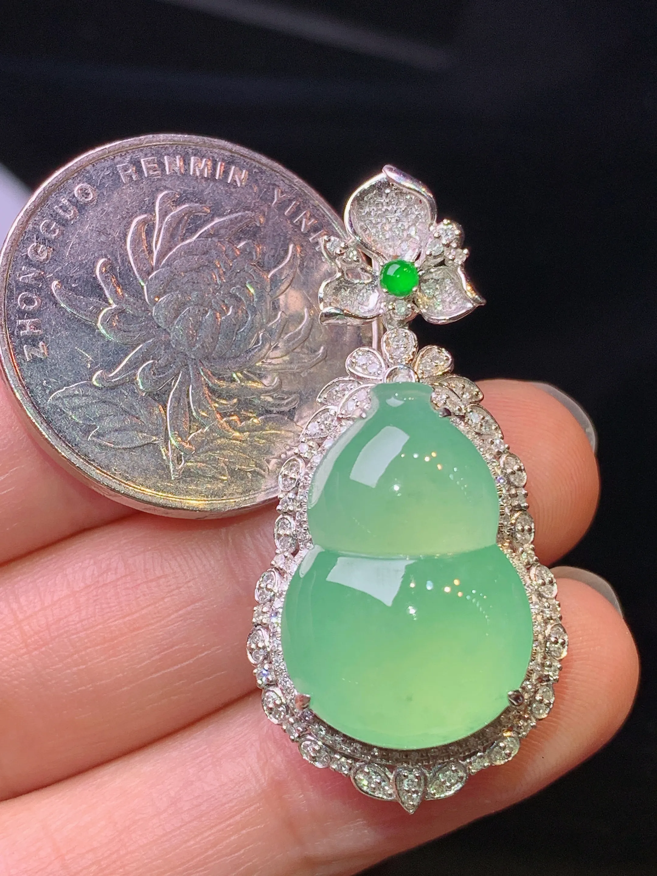 18k金钻镶嵌淡绿葫芦吊坠 玉质细腻 色泽艳丽清新 整体尺寸38.5*18.8*12.2