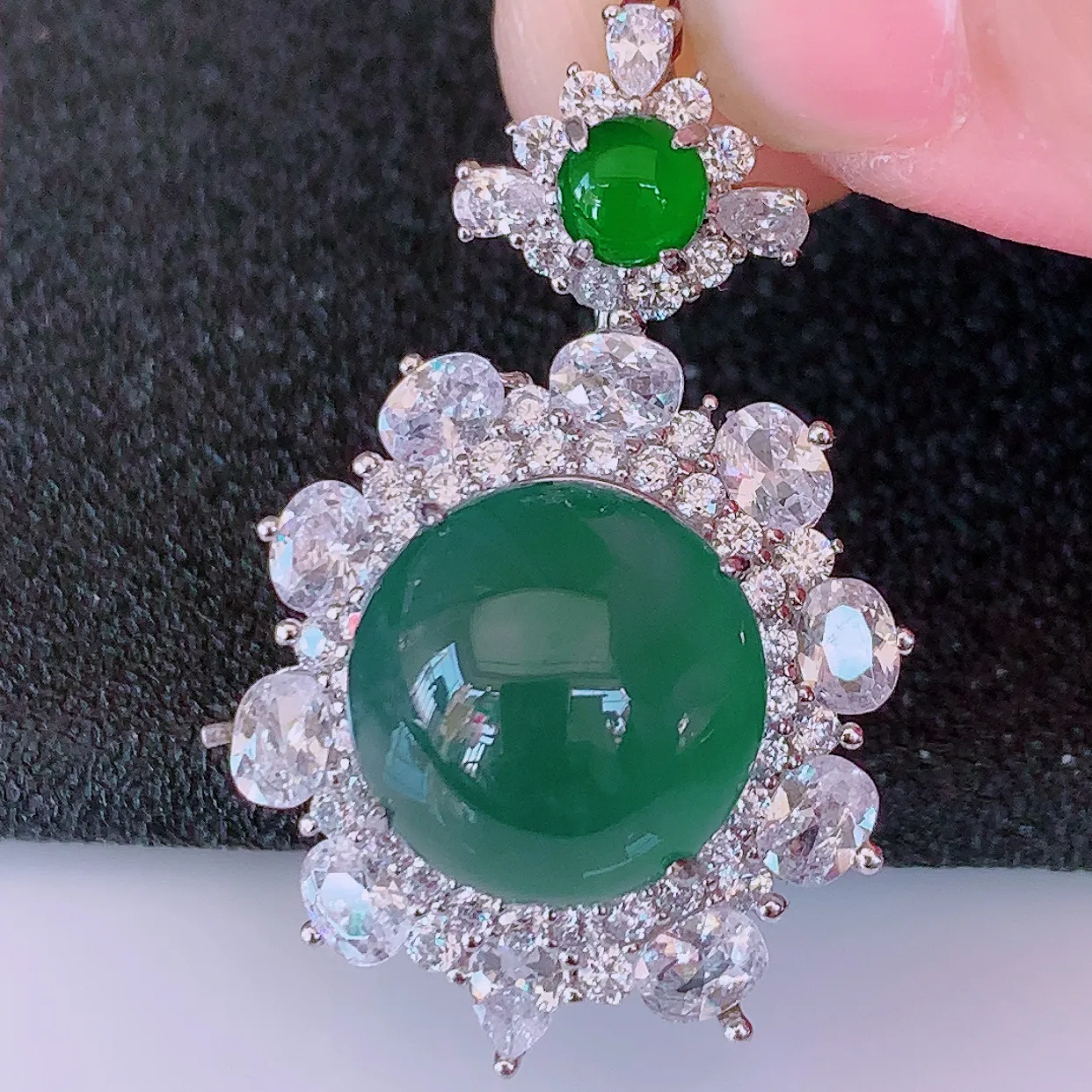 冰透满绿翡翠925银镶嵌吊坠，自然光实拍，翠色灵动，颜色漂亮，种老水足，品相佳，佩戴佳品！#97.7