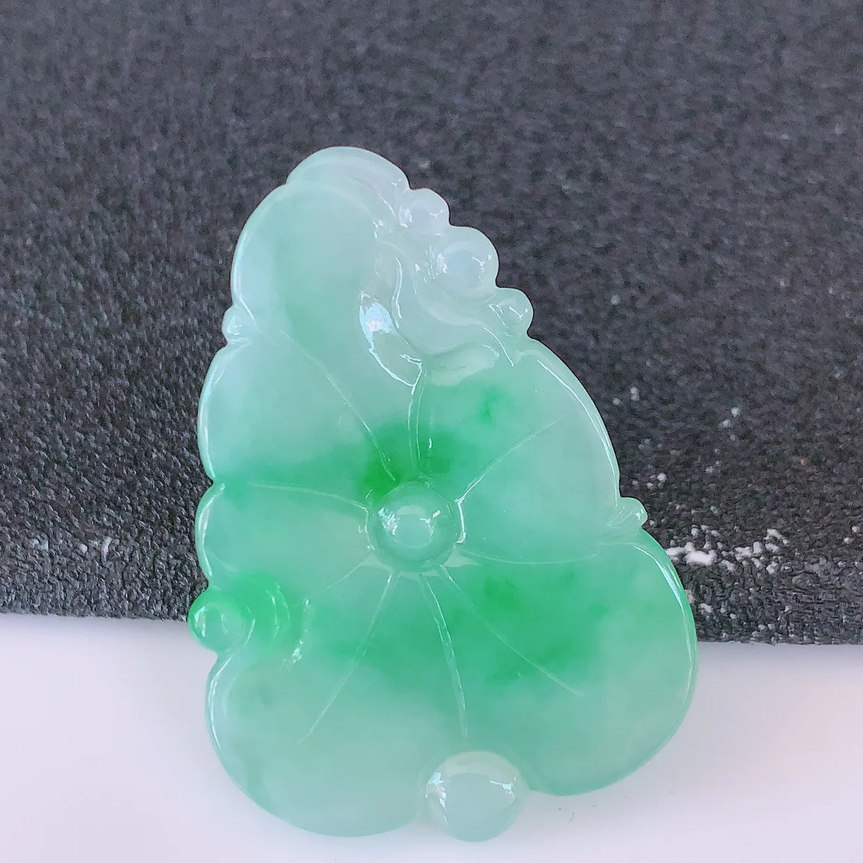 自然光实拍，冰飘绿翡翠荷叶鱼、和和美美 玉坠，财源广进，自然隐逸、荷本是素不着尘之物，有和美之寓意。#05.7