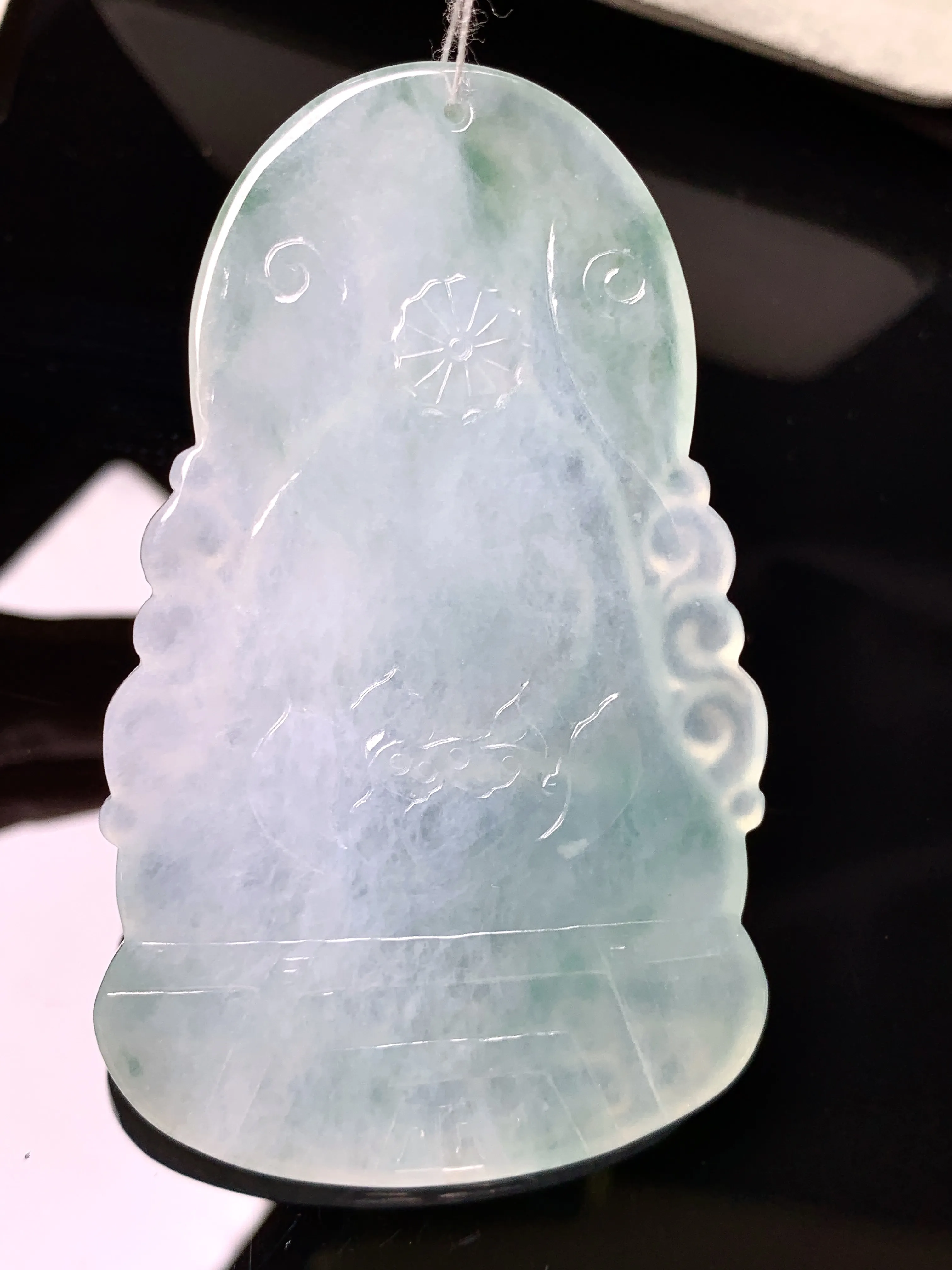 飘绿观音菩萨吊坠 玉质细腻 色泽艳丽清新 整体尺寸68*41.8*5.5