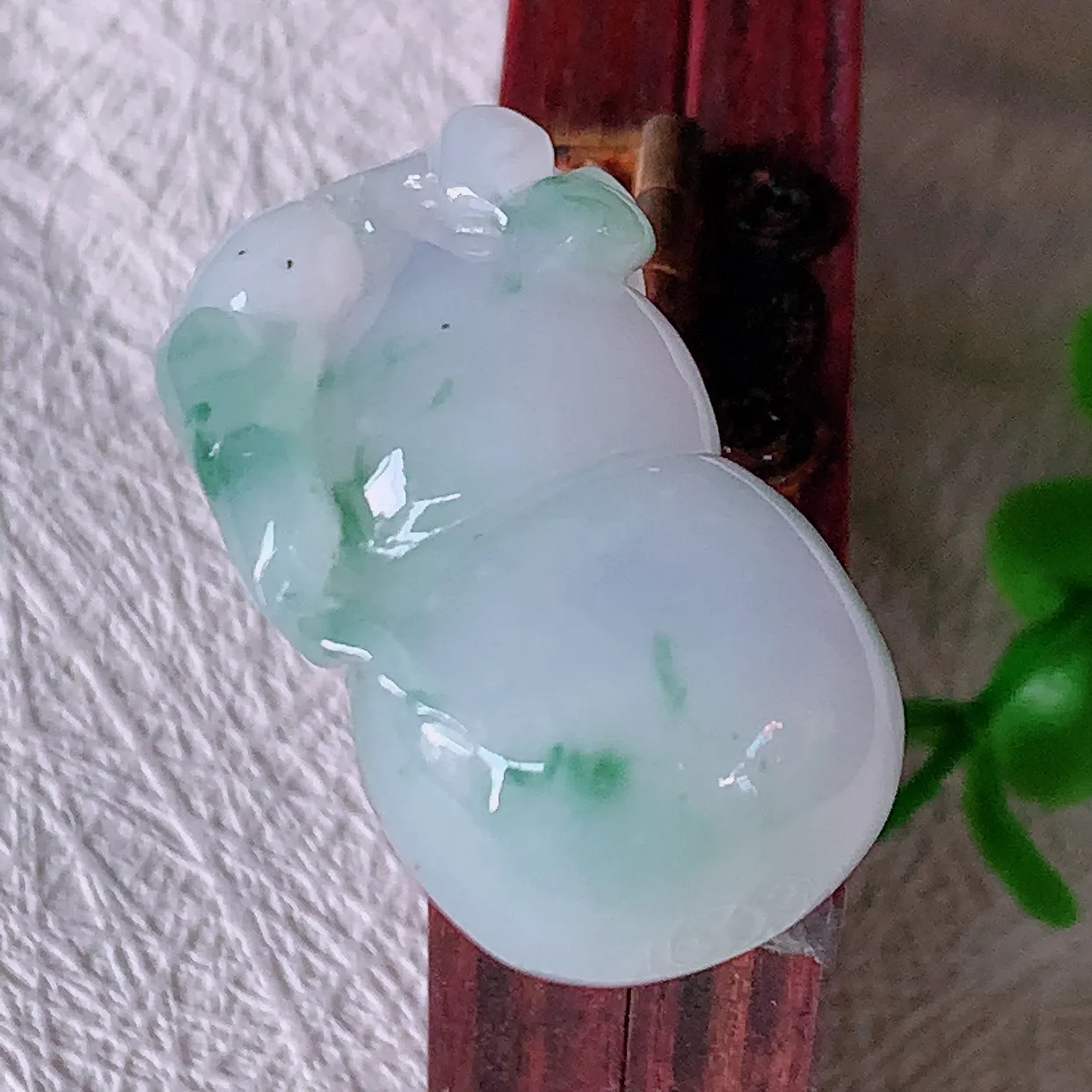 自然光实拍，冰润飘花翡翠葫芦吊坠，寓意福禄双全，财源滚滚，清新脱俗，佩戴效果优雅迷人！#47.10