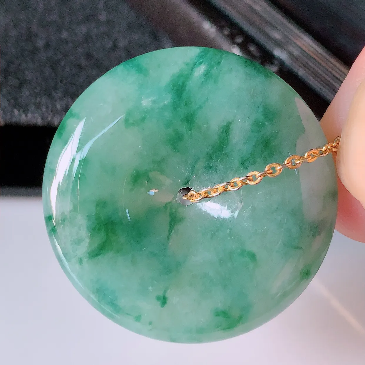 自然光实拍，冰飘花翡翠平安扣吊坠，冰透，灵动飘逸，寓意平平安安，平安扣佩戴端庄漂亮！#39.10