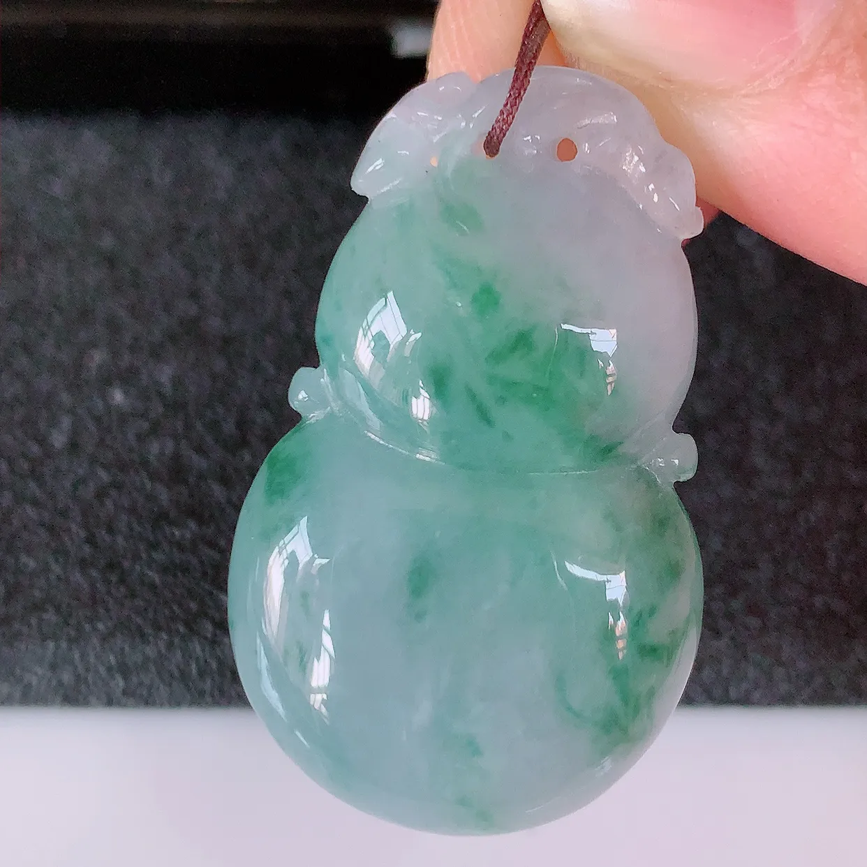 自然光实拍，冰紫罗兰飘花翡翠福豆吊坠，寓意“四季平安，福气满满”胶感十足，饱满，佩戴效果优雅迷人！#