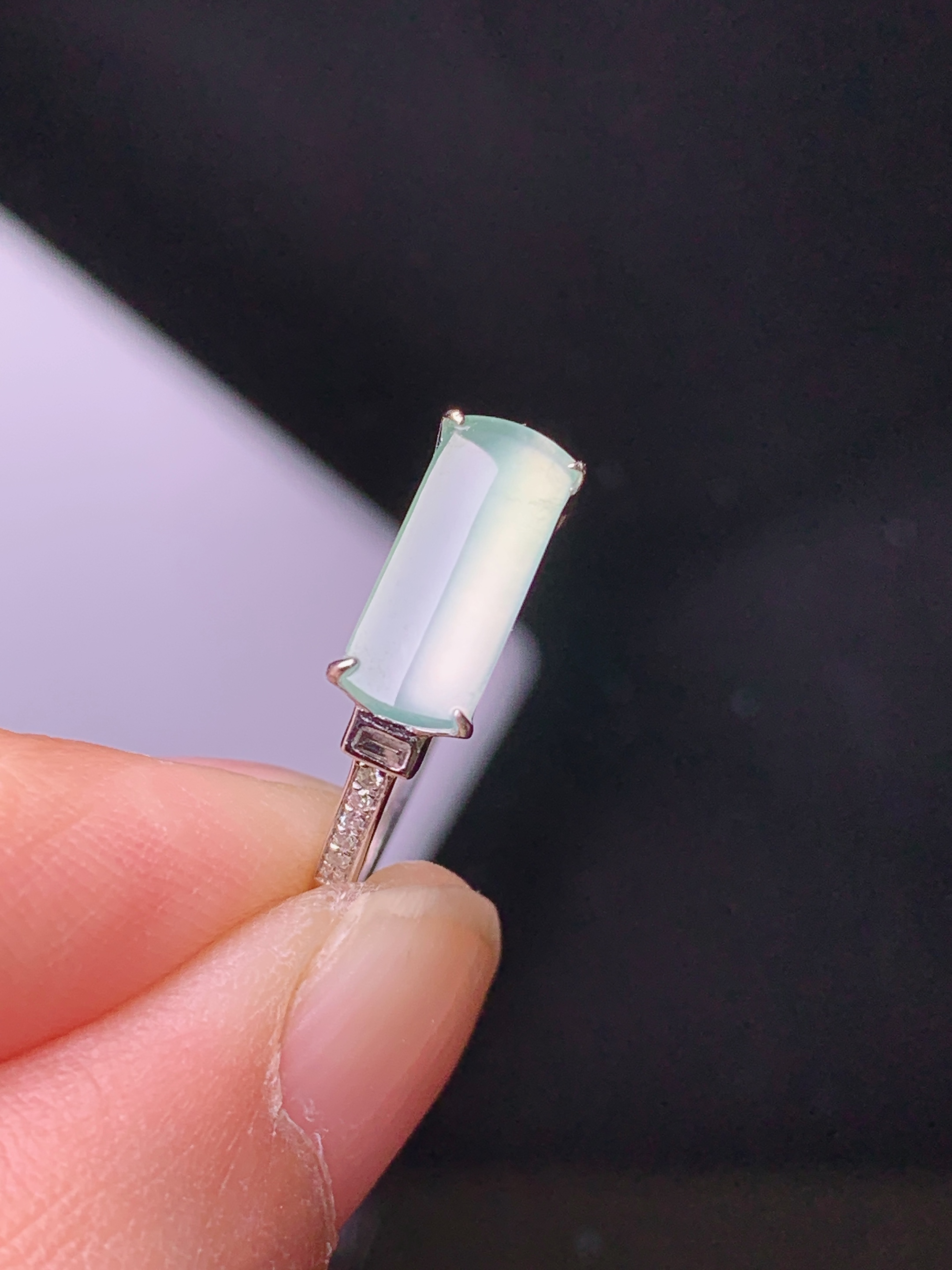 18k金钻镶嵌冰种马鞍戒指 玉质细腻 色泽艳丽清新 圈口14.5 裸石尺寸4.6*11*2