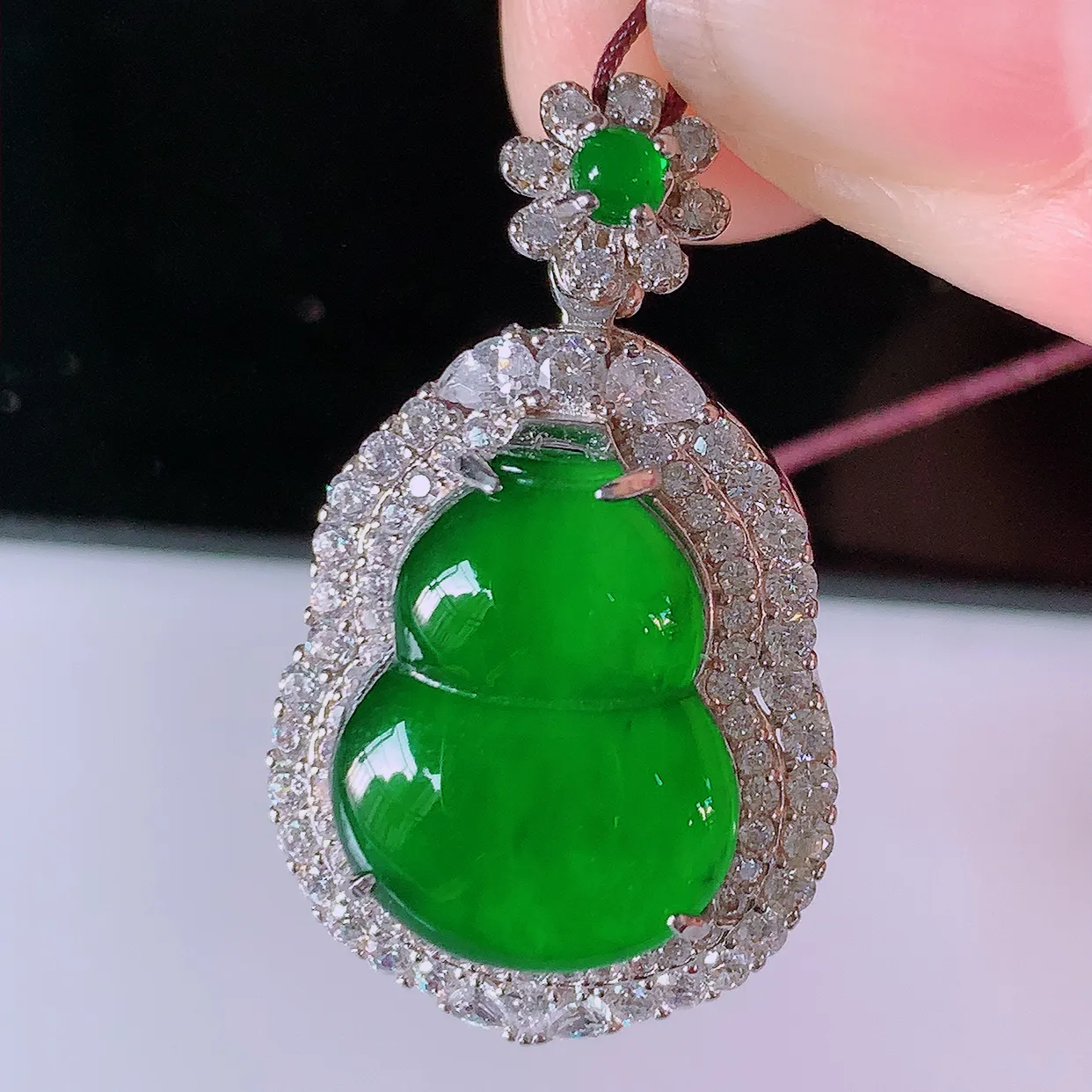 冰透满绿翡翠925银镶嵌葫芦吊坠，自然光实拍，翠色灵动，颜色漂亮，种老水足，品相佳，佩戴佳品！#97.10整体28*16.8*11.5裸石14.5*11.5