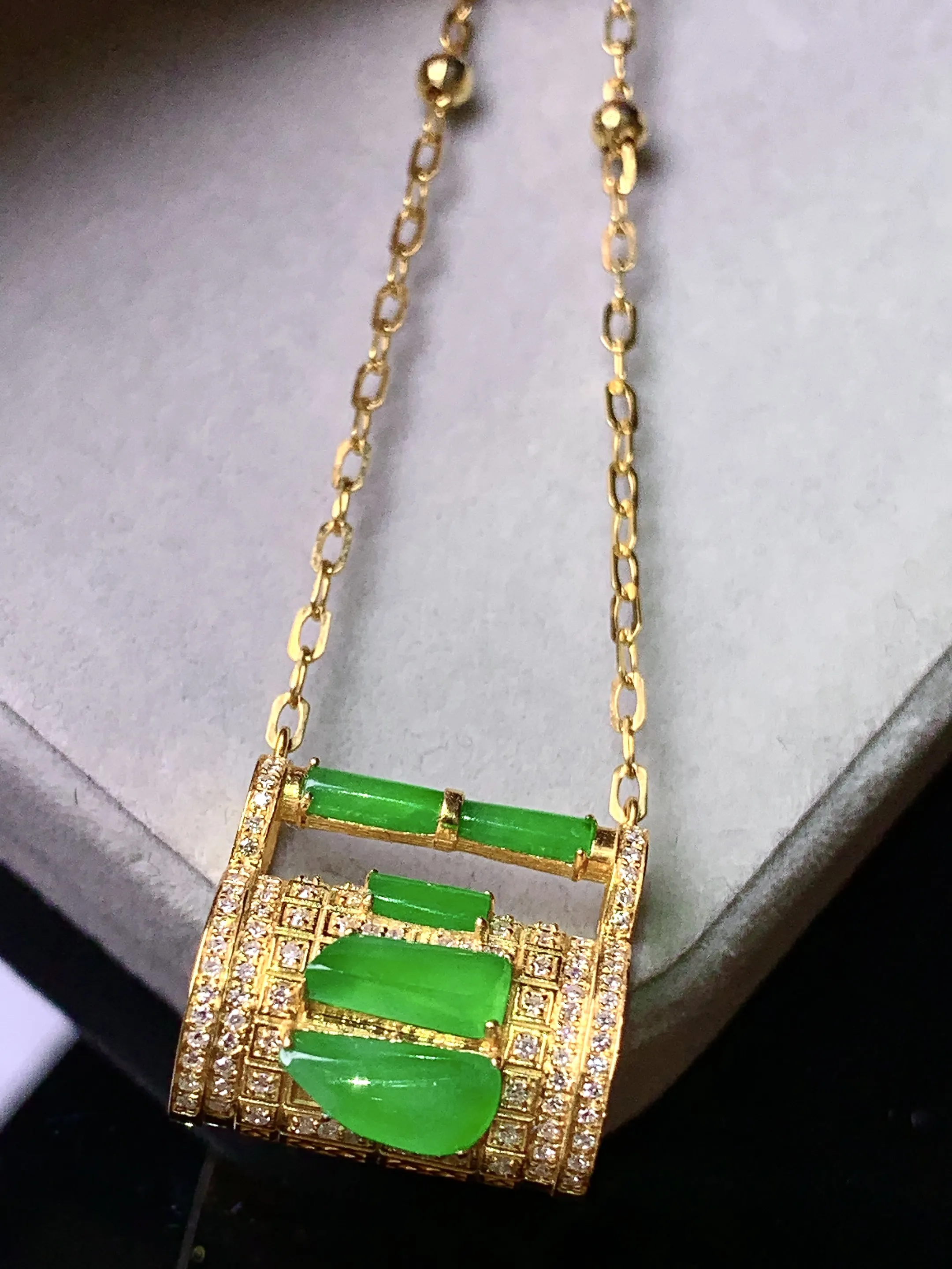 18k金钻镶嵌满绿随形钱袋吊坠 玉质细腻 色泽艳丽清新 整体尺寸18.6*16.5*11