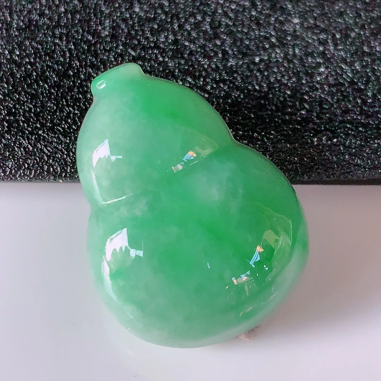 自然光实拍，冰润满绿翡翠葫芦吊坠，寓意福禄双全，财源滚滚，清新脱俗，佩戴效果优雅迷人！#05.10