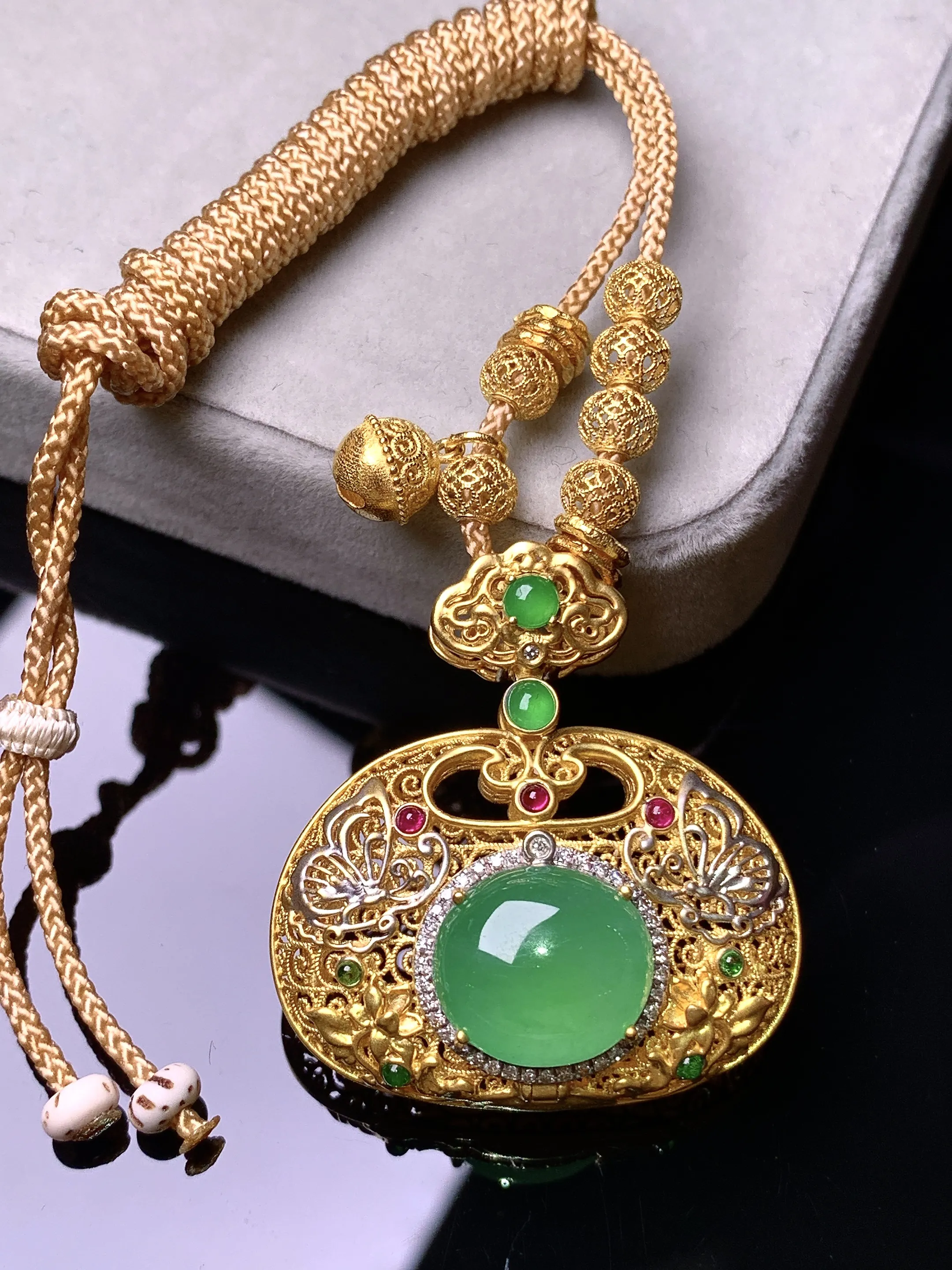 18k金钻镶嵌满绿蛋面吊坠 玉质细腻 色泽艳丽清新 整体尺寸31.5*29.5*14.2