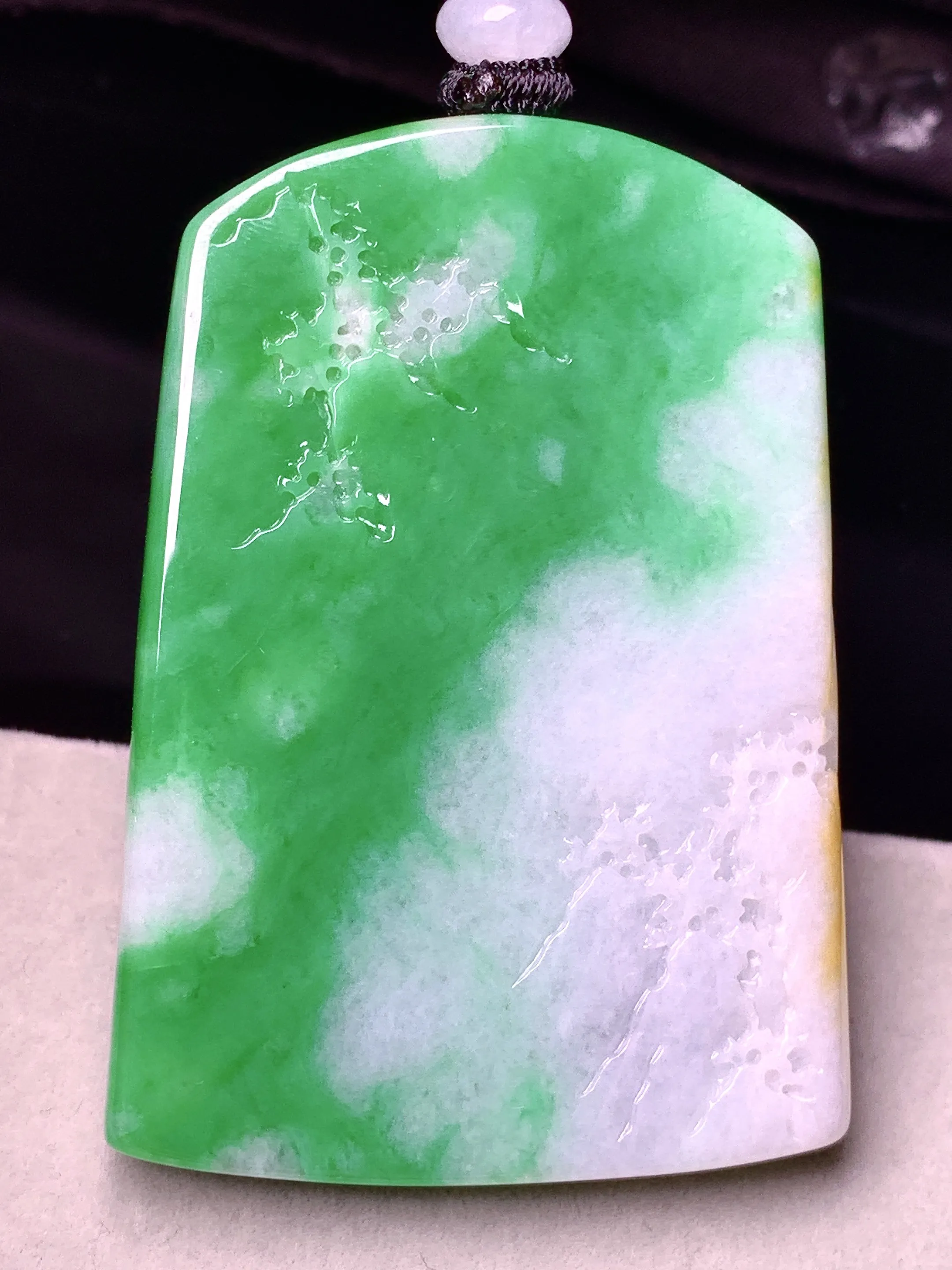 飘黄绿山水牌子吊坠 玉质细腻 色泽艳丽清新 整体尺寸54.2*38.5*7