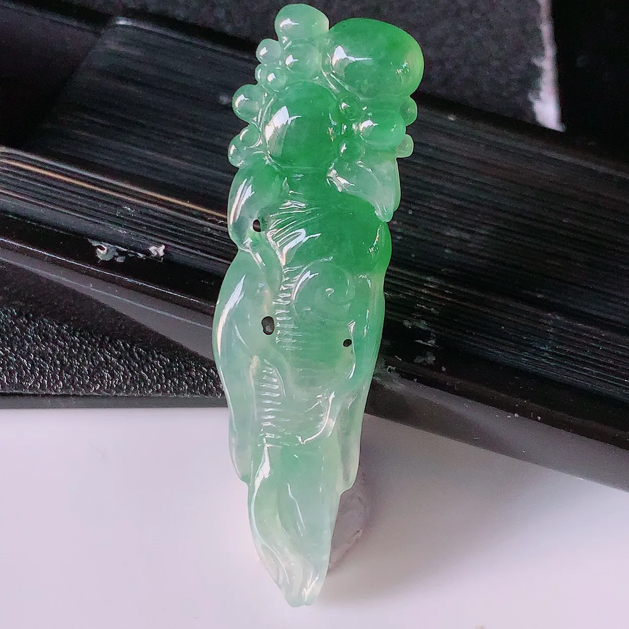 自然光实拍，冰种飘绿翡翠人参吊坠，人生如意，种老水足，雕工精湛 ，寓意美好，佩戴时尚出众！#89.10