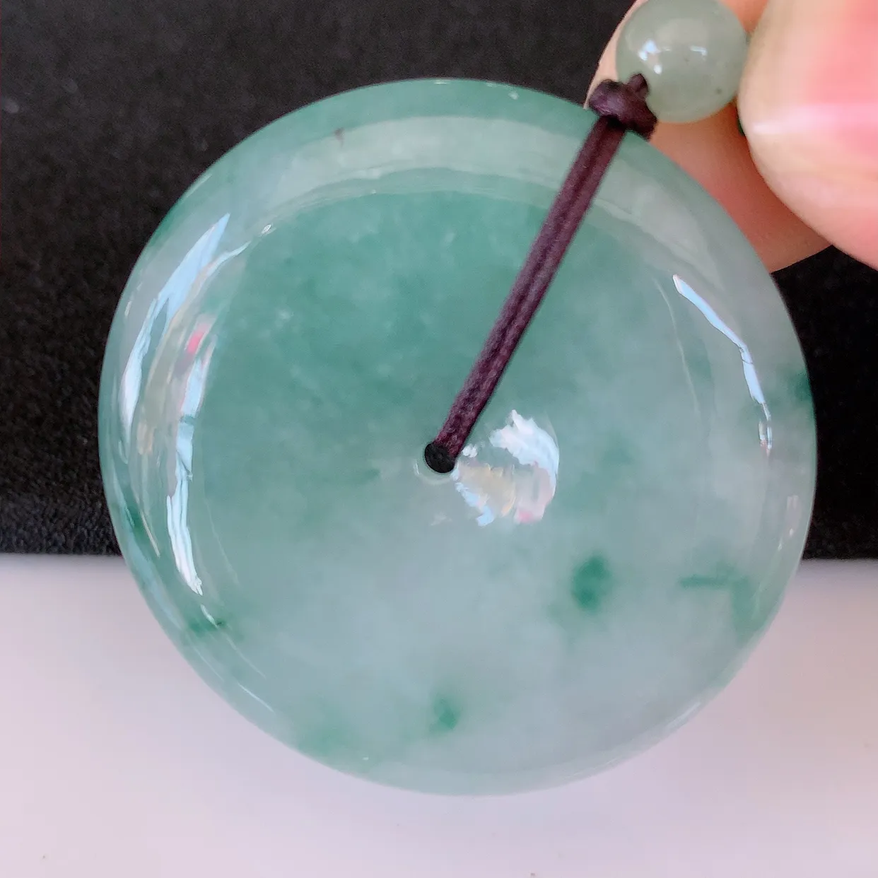 自然光实拍，冰飘花翡翠平安扣吊坠，翠色灵动，佩戴效果时尚出众，尽显气质，玉质细腻，美感十足。#05.7