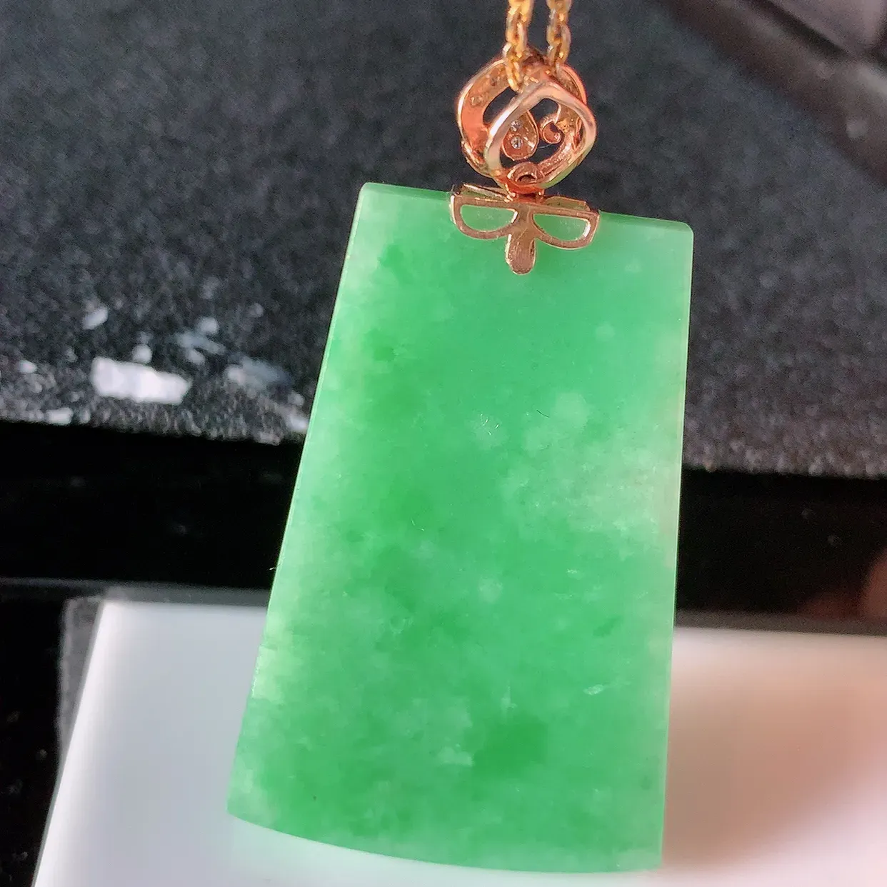 自然光实拍，18K金镶嵌水润翡翠平安无事牌吊坠，平平安安，无事牌翠色灵动，佩戴平安时尚！#83.10整体46.5*25.5*5裸石38.5*25.5