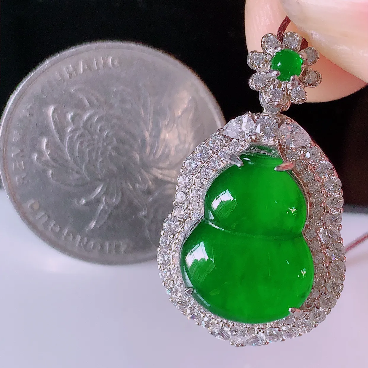 冰透满绿翡翠925银镶嵌葫芦吊坠，自然光实拍，翠色灵动，颜色漂亮，种老水足，品相佳，佩戴佳品！#97.10整体28*16.8*11.5裸石14.5*11.5