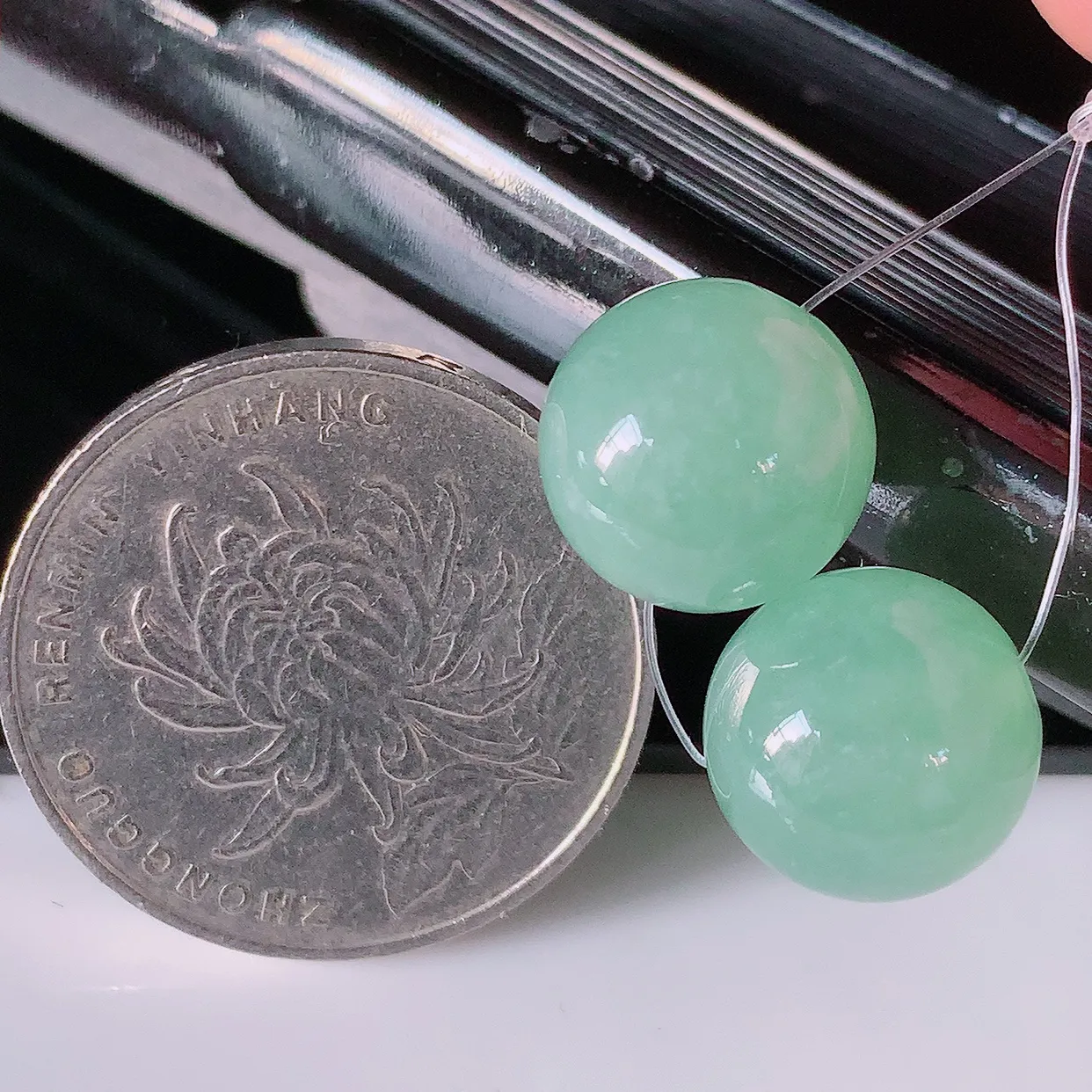 自然光实拍，冰种翡翠一对圆珠、转运珠吊坠，寓意“时来运转，财源滚滚” 寓意佳，转运珠佩戴时尚优雅！#49.10尺寸11.8