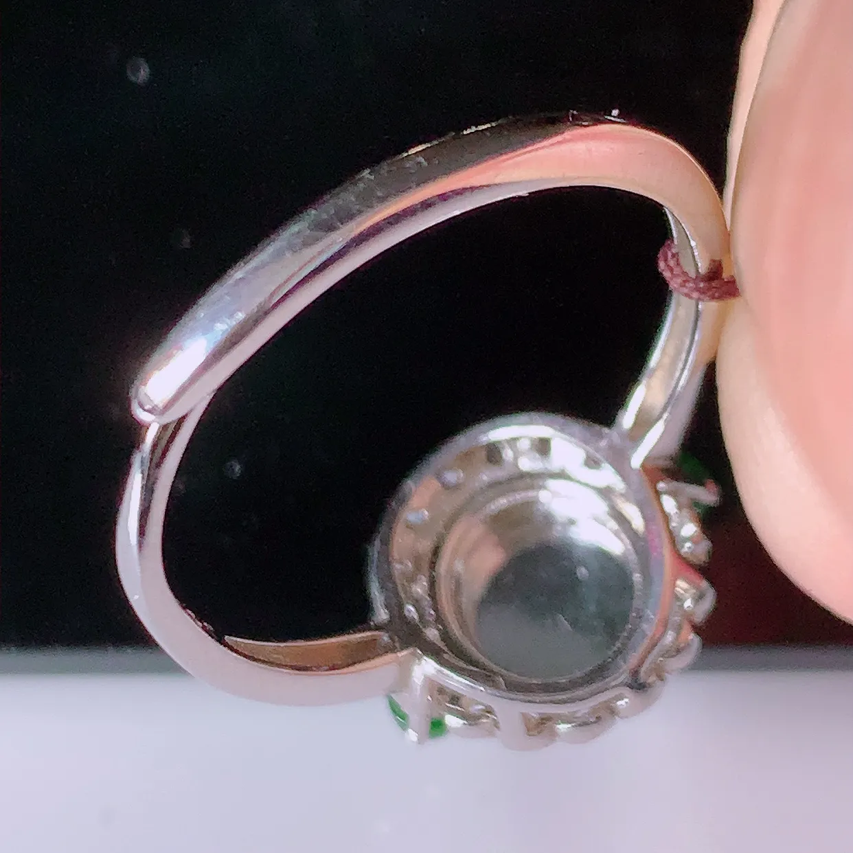 冰透满绿翡翠925银镶嵌戒指，自然光实拍，翠色灵动，颜色漂亮，种老水足，品相佳，佩戴佳品！#97.10（圈口可调大小）整体25*18.5*6裸石7*8