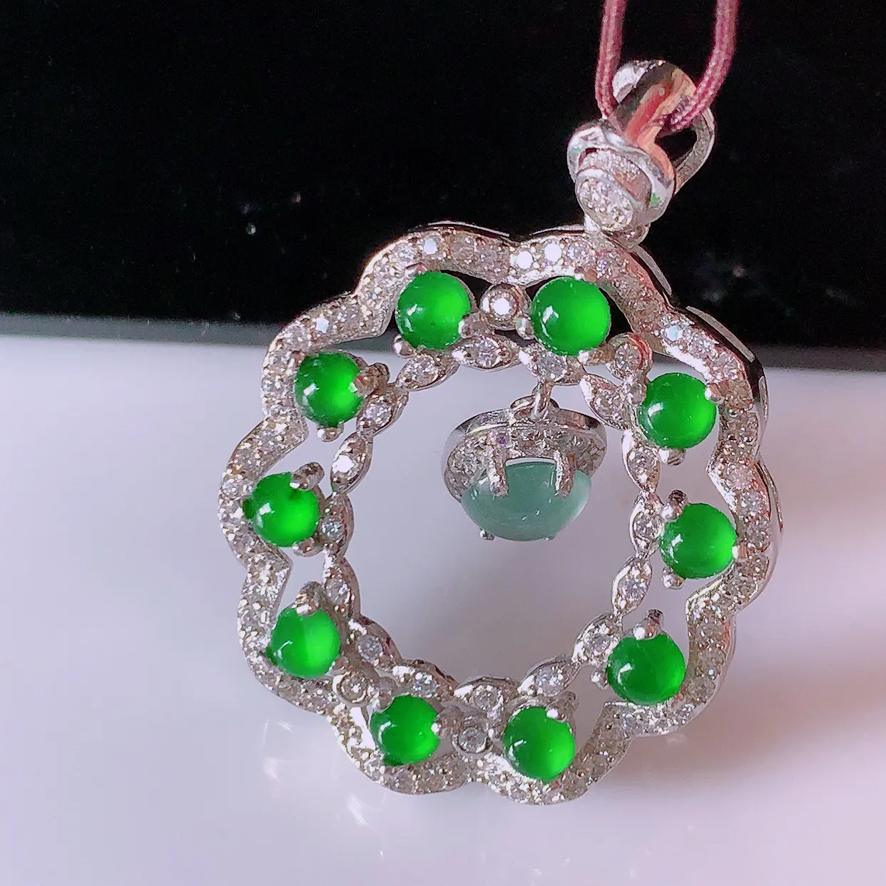 冰透满绿翡翠925银镶嵌吊坠，自然光实拍，翠色灵动，颜色漂亮，种老水足，品相佳，佩戴佳品！#97.10整体32*22*5.5裸石3*3