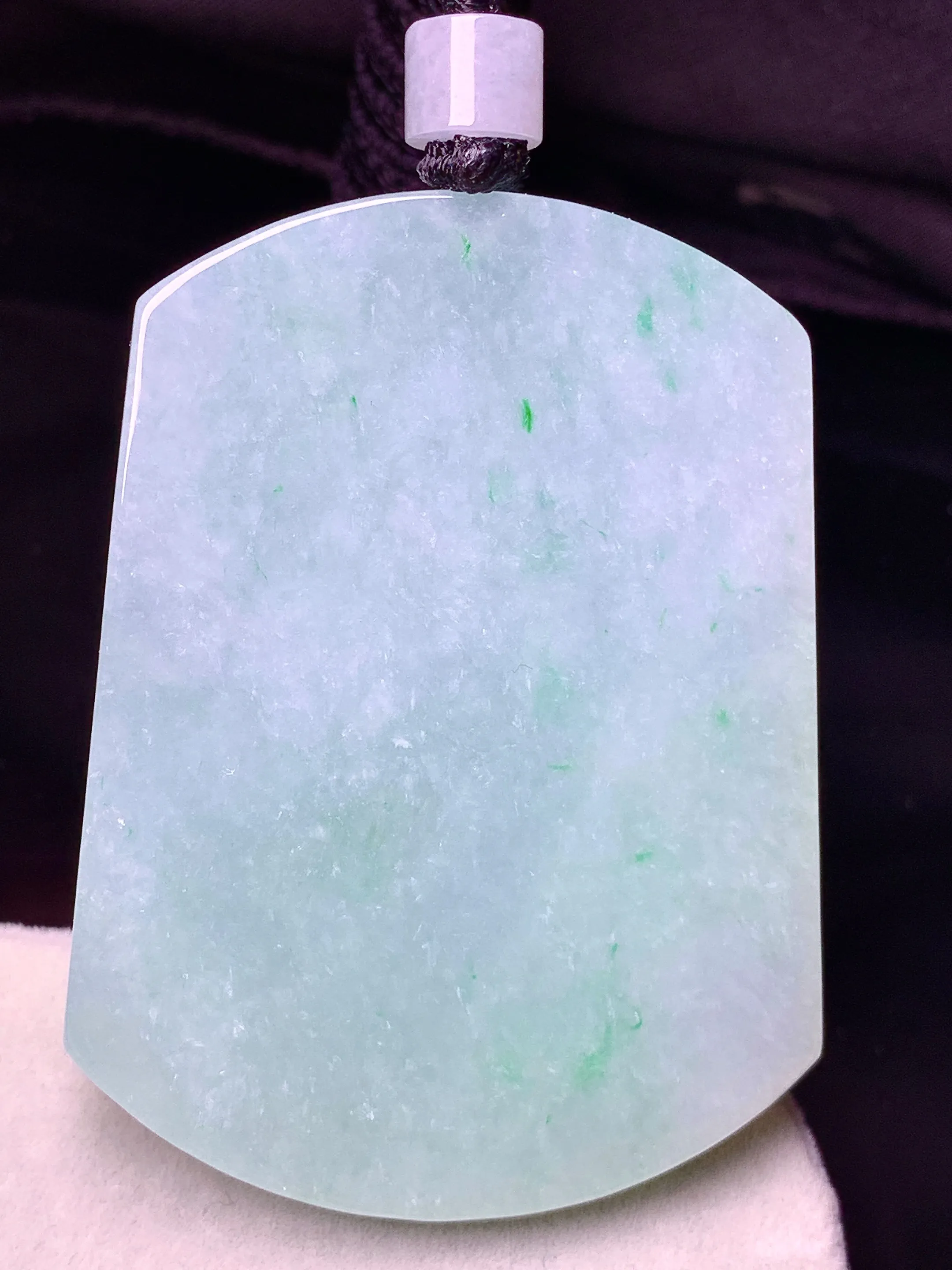 飘花无事牌吊坠 玉质细腻 色泽艳丽清新 整体尺寸55*40.8*5.6