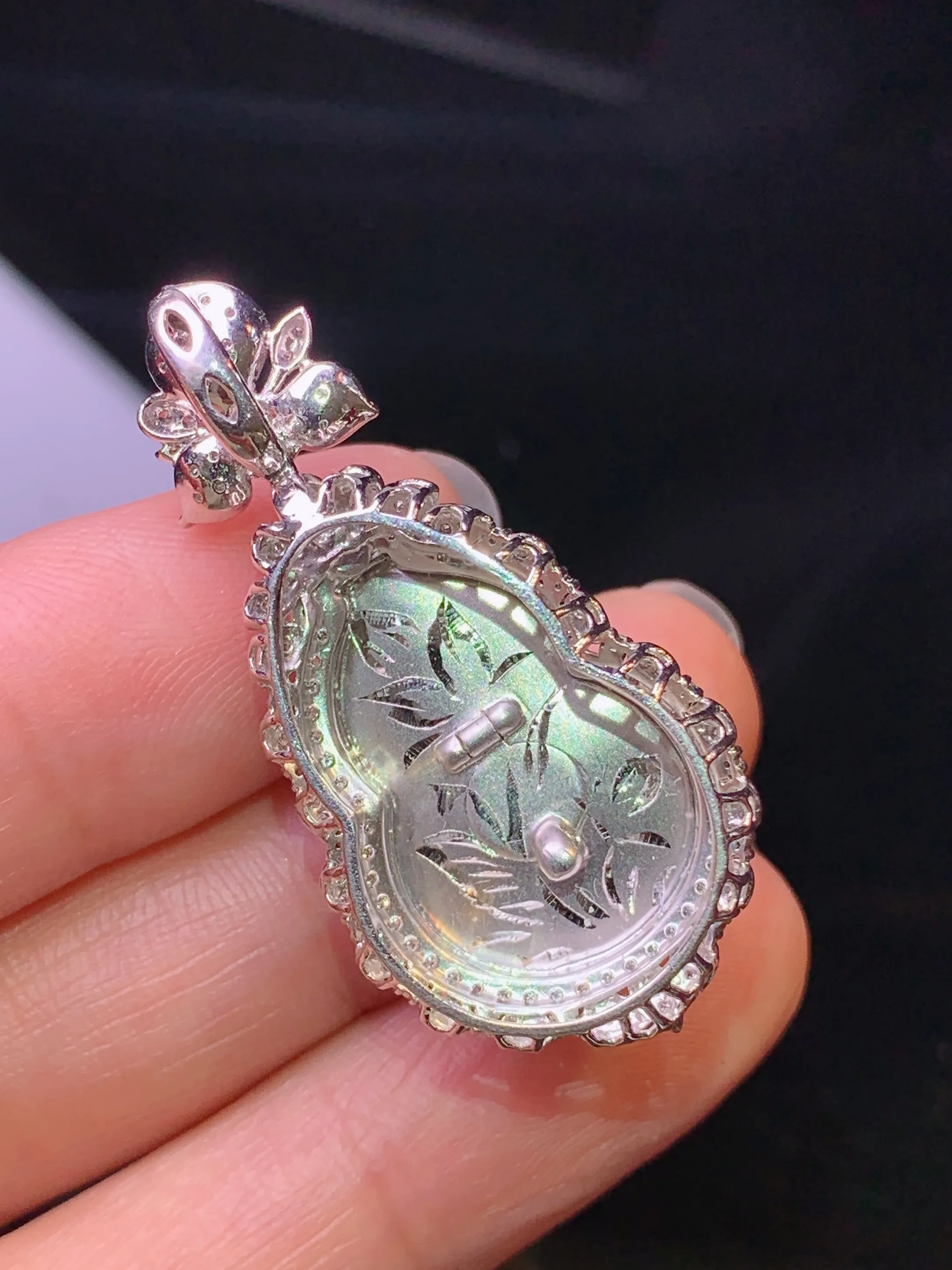 18k金钻镶嵌淡绿葫芦吊坠 玉质细腻 色泽艳丽清新 整体尺寸38.5*18.8*12.2