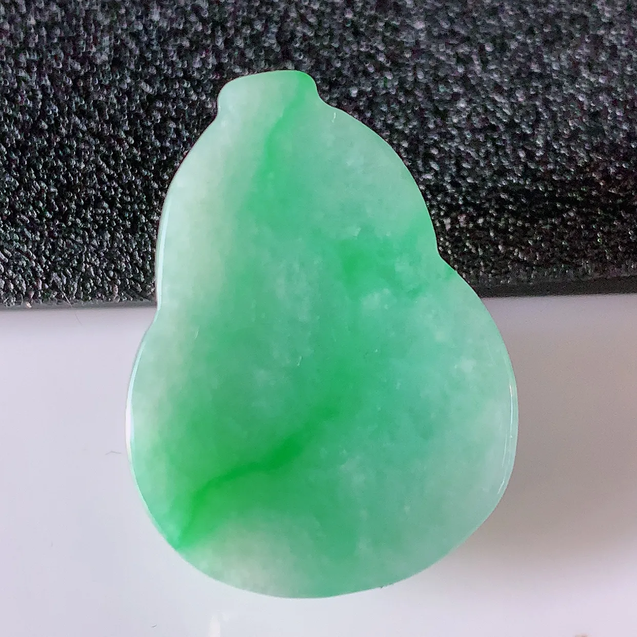 自然光实拍，冰润满绿翡翠葫芦吊坠，寓意福禄双全，财源滚滚，清新脱俗，佩戴效果优雅迷人！#05.10