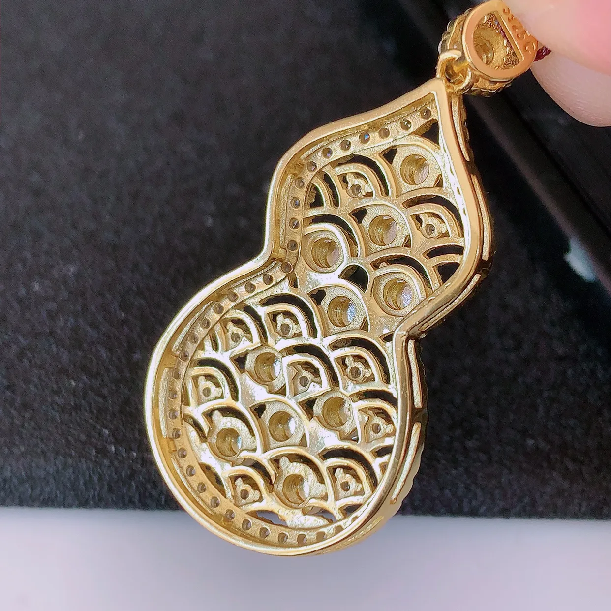 冰透满绿翡翠925银镶嵌葫芦吊坠，自然光实拍，翠色灵动，颜色漂亮，种老水足，品相佳，佩戴佳品！#97.7整体37.5*19.5*6.2取一裸石3*3