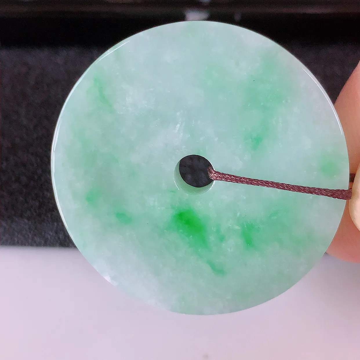 自然光实拍，冰润飘绿翡翠平安扣吊坠，翠色灵动，玉质细腻，颜色漂亮，品相佳，佩戴佳品！#57.7