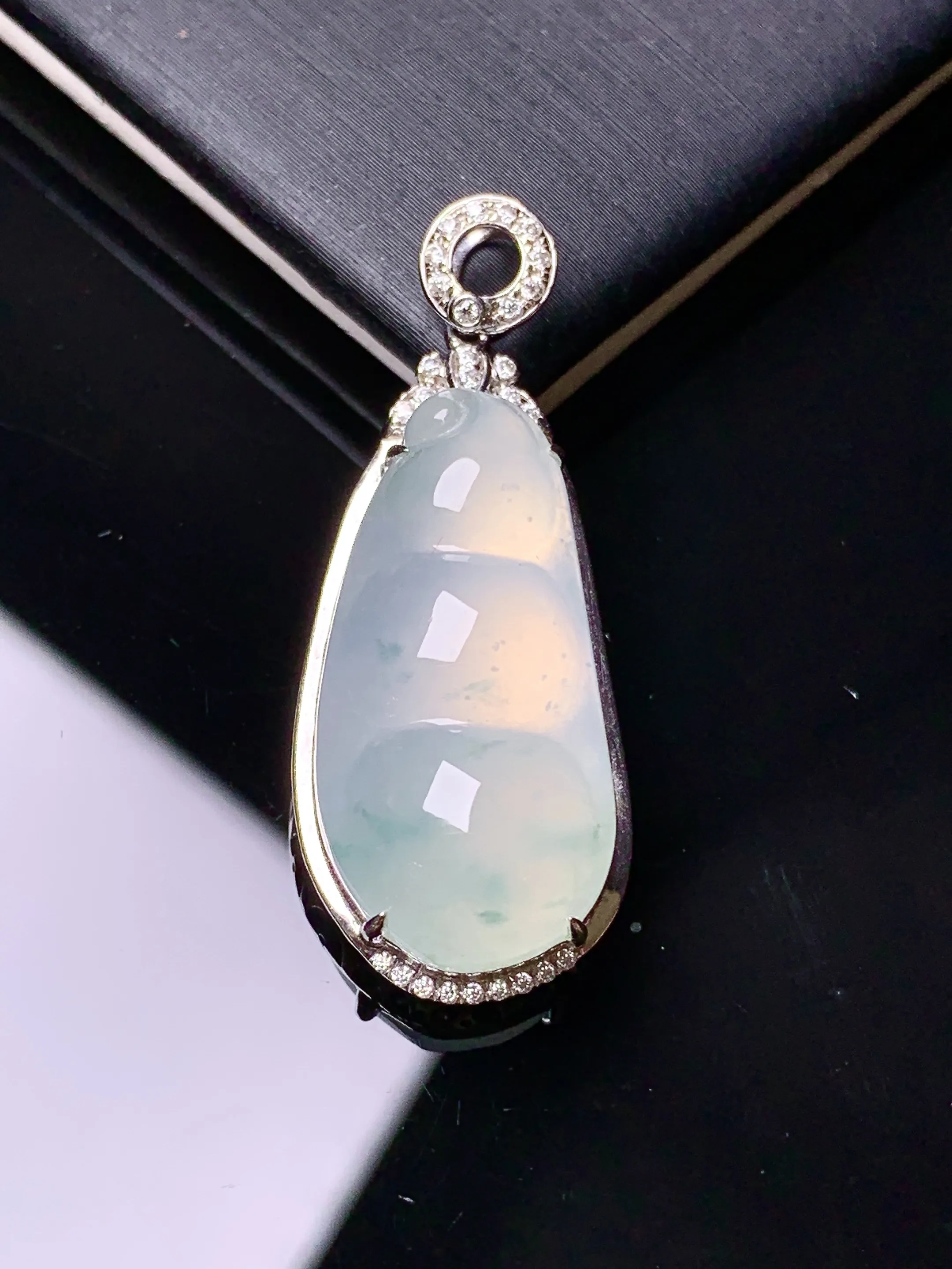 18k金钻镶嵌冰种四季豆吊坠 玉质细腻 色泽艳丽清新 整体尺寸34.8*13.6*7.5