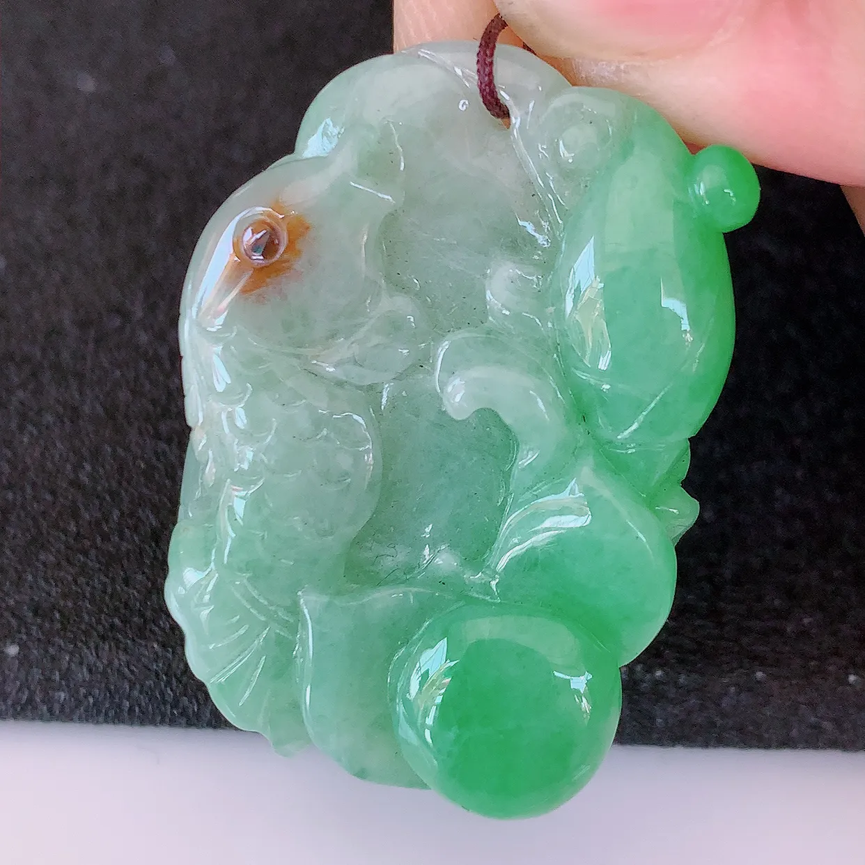 自然光实拍，冰润黄加绿翡翠荷叶鱼吊坠，种老水足，雕工精湛 ，寓意美好，佩戴时尚出众！#87.7