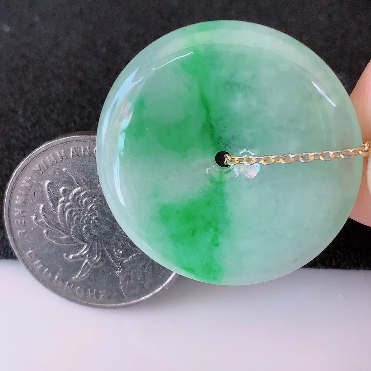 自然光实拍，冰润飘绿翡翠平安扣吊坠，翠色灵动，佩戴效果时尚出众，尽显气质，玉质细腻，美感十足。#05.7